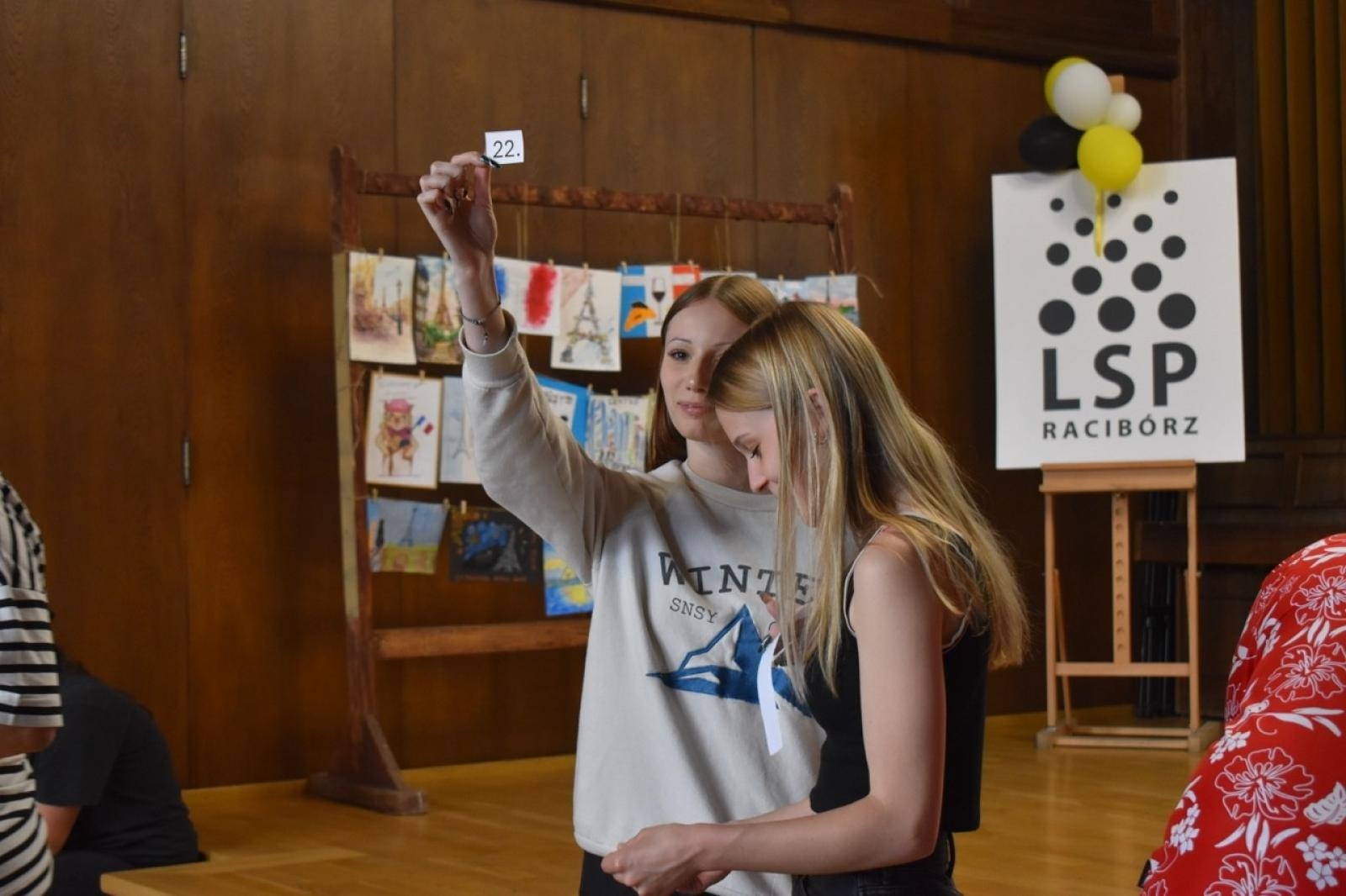 Zdjęcie w galerii na portalu naszraciborz.pl: Moda na francuski. Piknik w ZSO nr 1 wiadomości z regionu