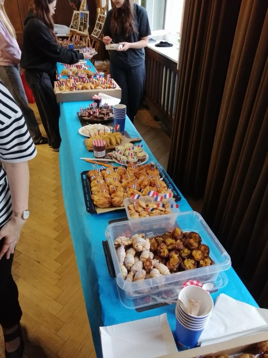 Zdjęcie w galerii na portalu naszraciborz.pl: Moda na francuski. Piknik w ZSO nr 1 wiadomości z regionu