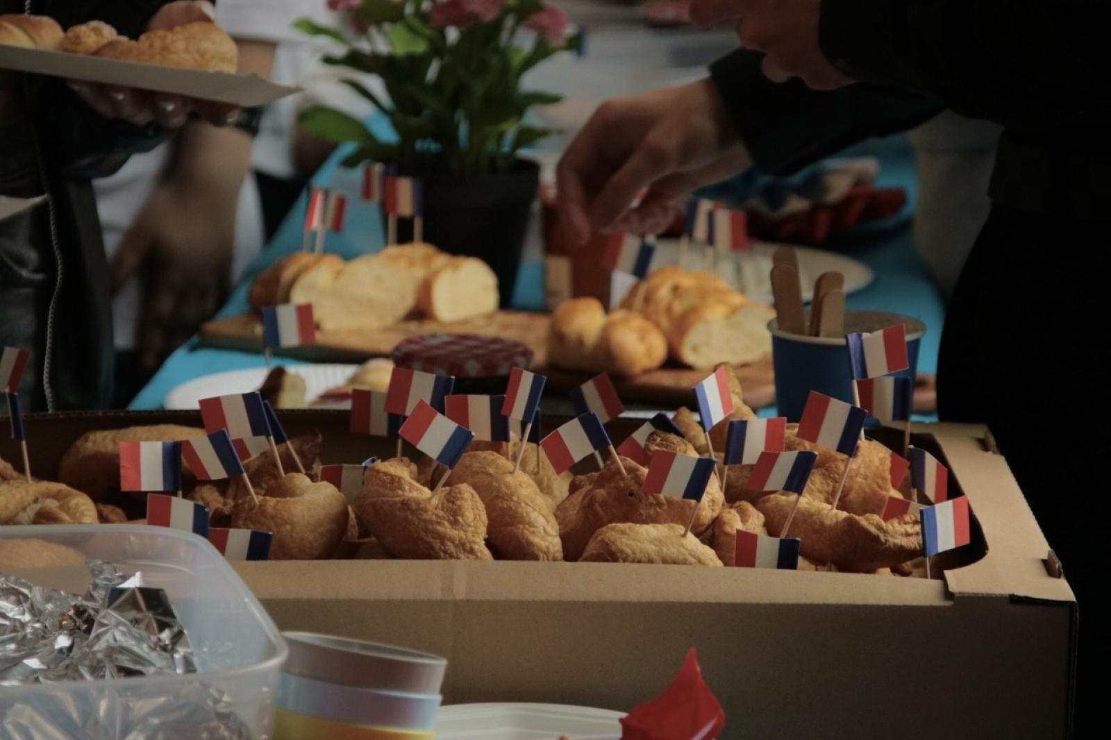 Zdjęcie w galerii na portalu naszraciborz.pl: Moda na francuski. Piknik w ZSO nr 1 wiadomości z regionu