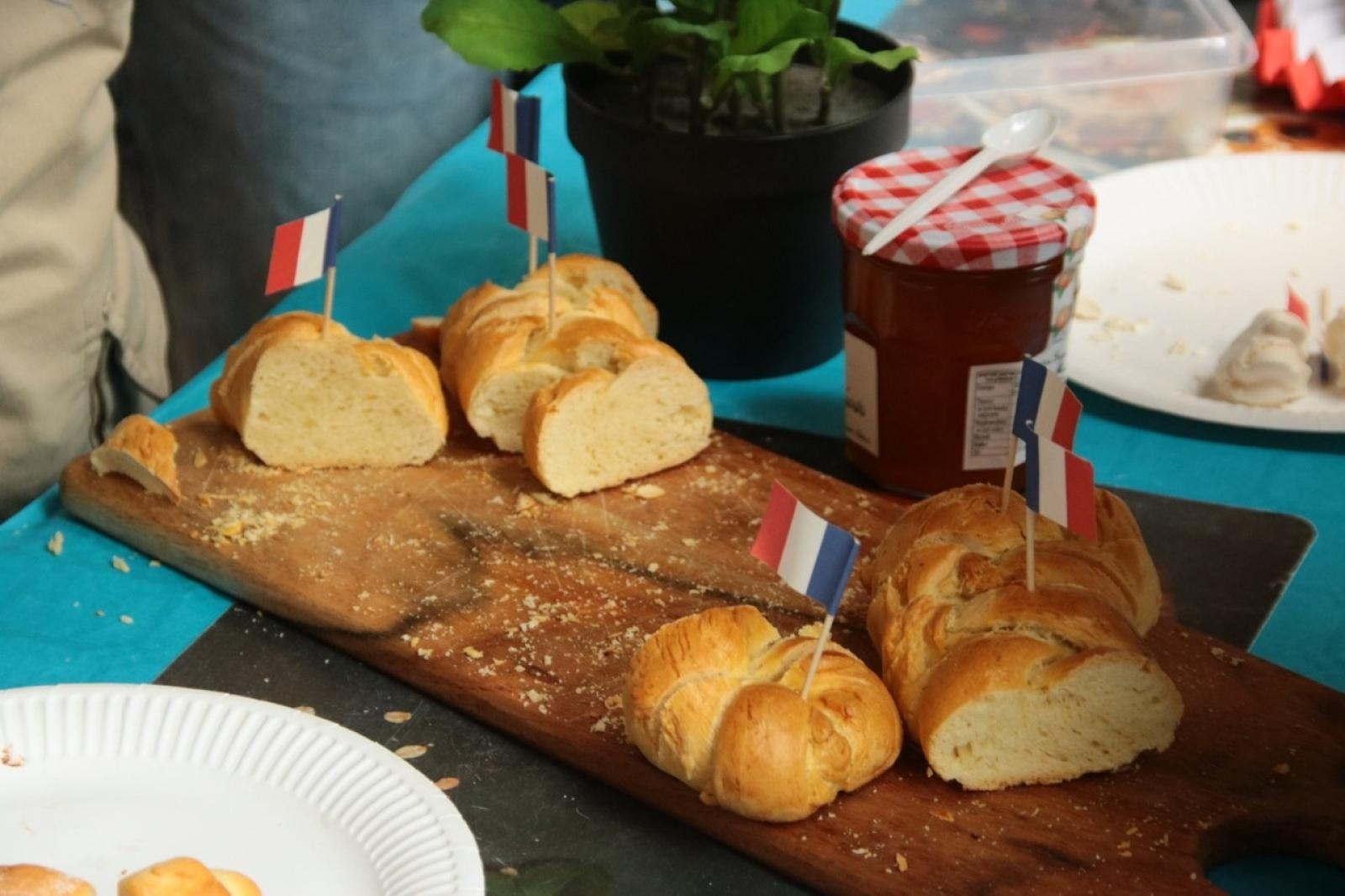 Zdjęcie w galerii na portalu naszraciborz.pl: Moda na francuski. Piknik w ZSO nr 1 wiadomości z regionu