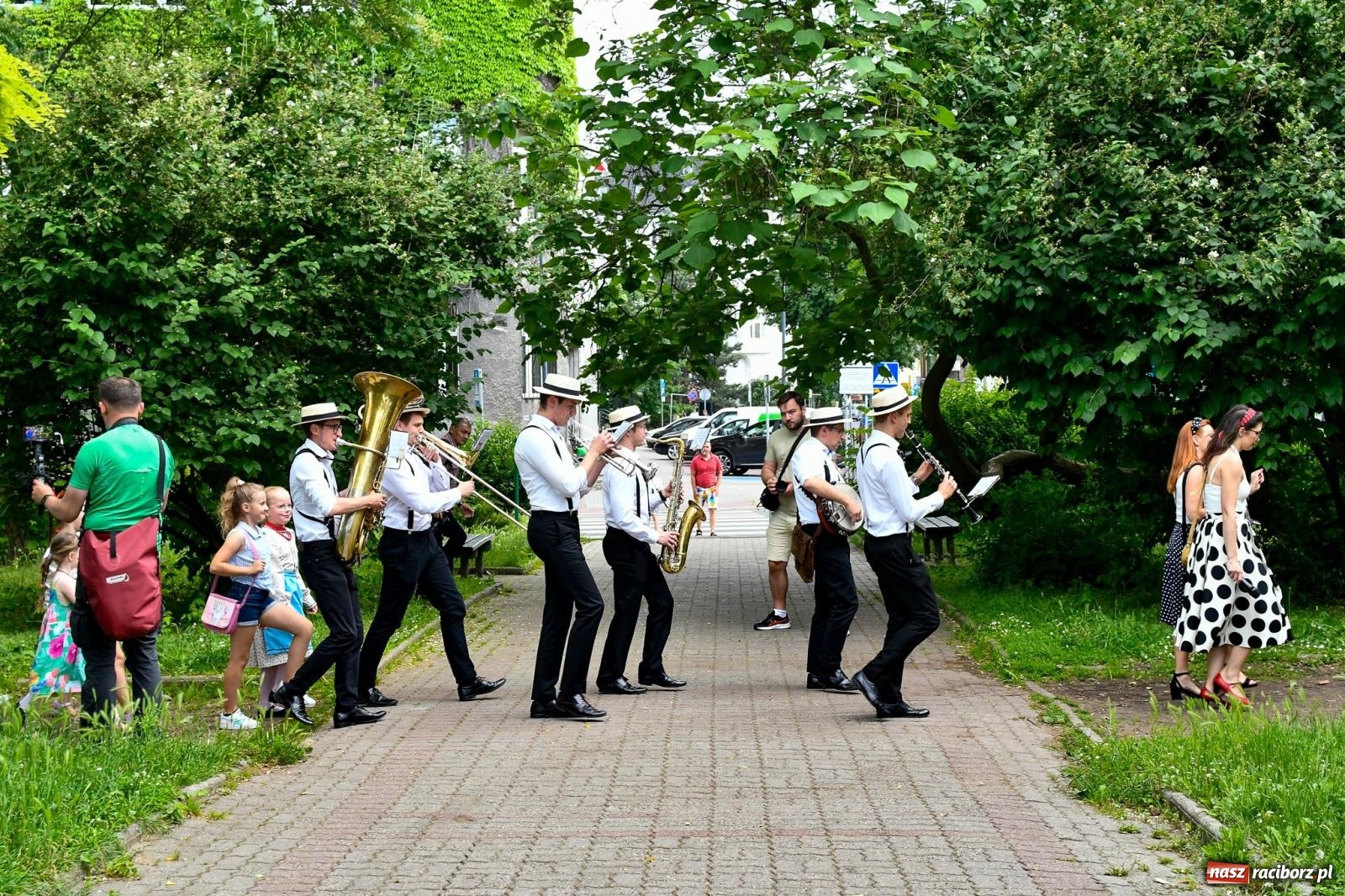 Zdjęcie w galerii na portalu naszraciborz.pl: Raciborski spacer z Dixieland Street Band [FOTO i WIDEO] wiadomości z regionu