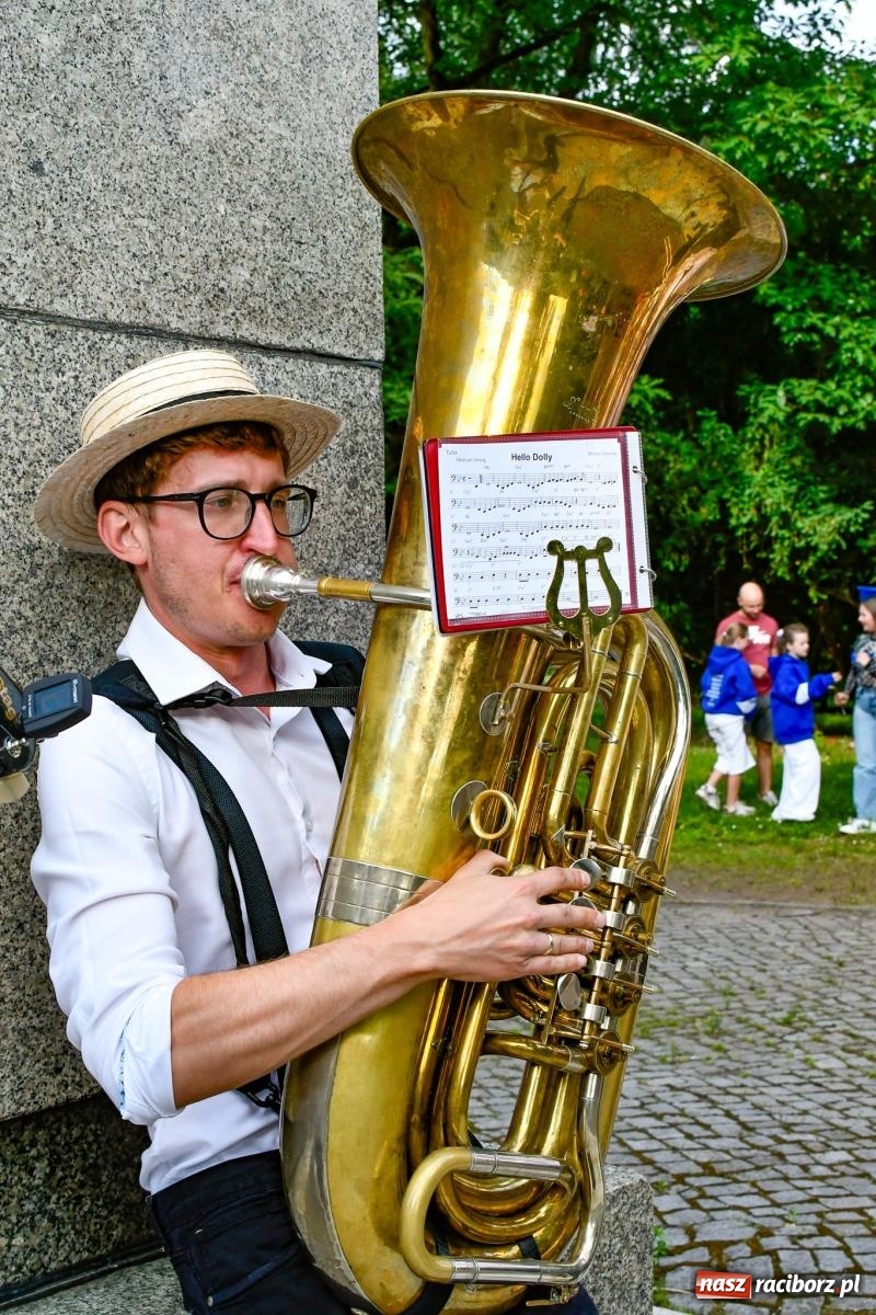 Zdjęcie w galerii na portalu naszraciborz.pl: Raciborski spacer z Dixieland Street Band [FOTO i WIDEO] wiadomości z regionu