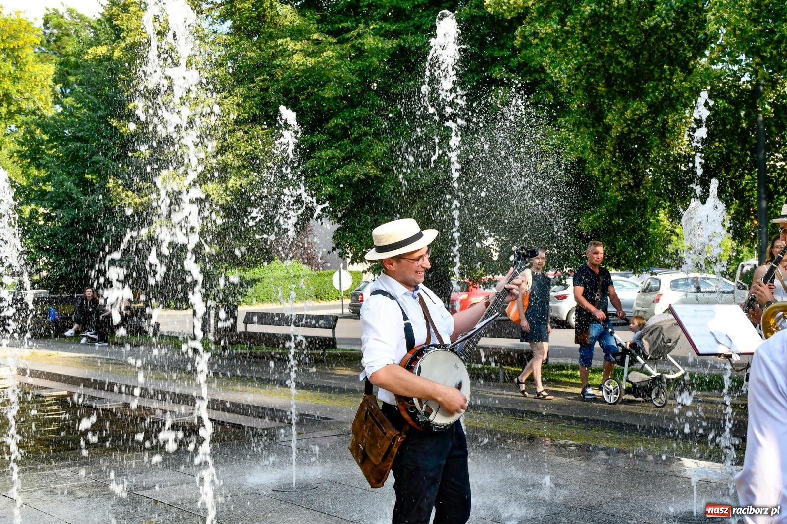 Zdjęcie w galerii na portalu naszraciborz.pl: Raciborski spacer z Dixieland Street Band [FOTO i WIDEO] wiadomości z regionu