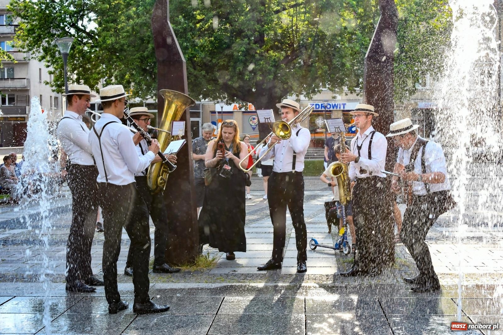 Zdjęcie w galerii na portalu naszraciborz.pl: Raciborski spacer z Dixieland Street Band [FOTO i WIDEO] wiadomości z regionu