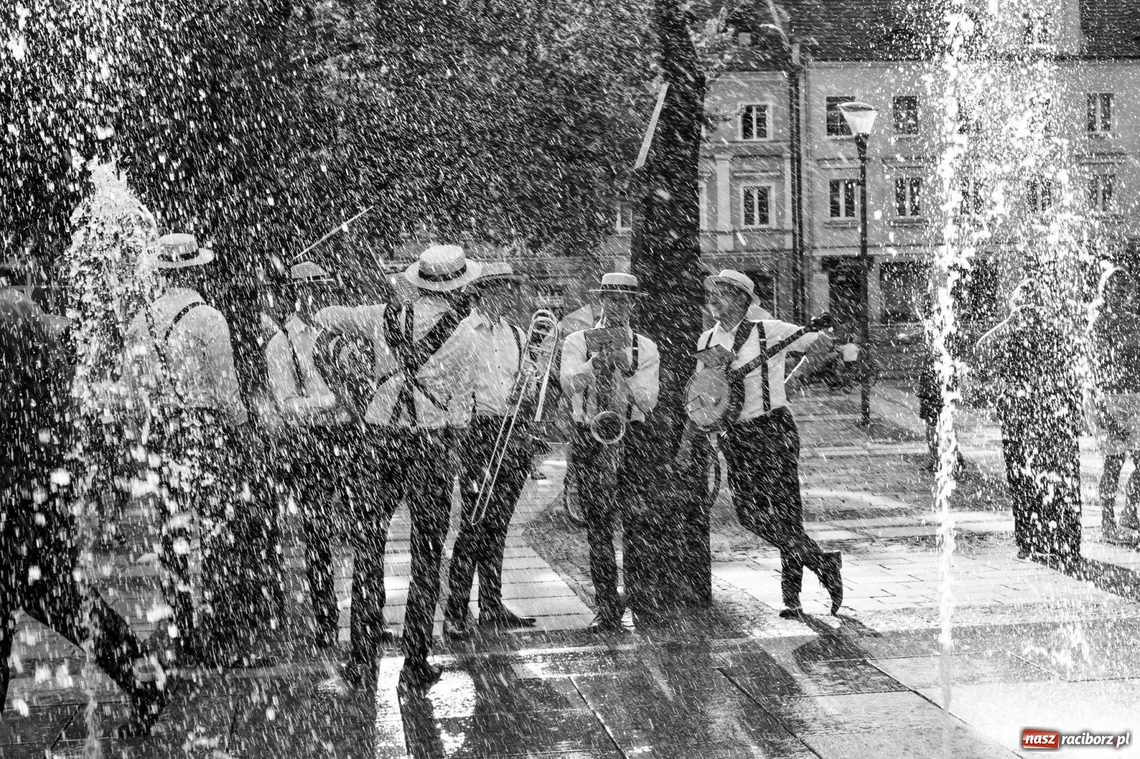 Zdjęcie w galerii na portalu naszraciborz.pl: Raciborski spacer z Dixieland Street Band [FOTO i WIDEO] wiadomości z regionu