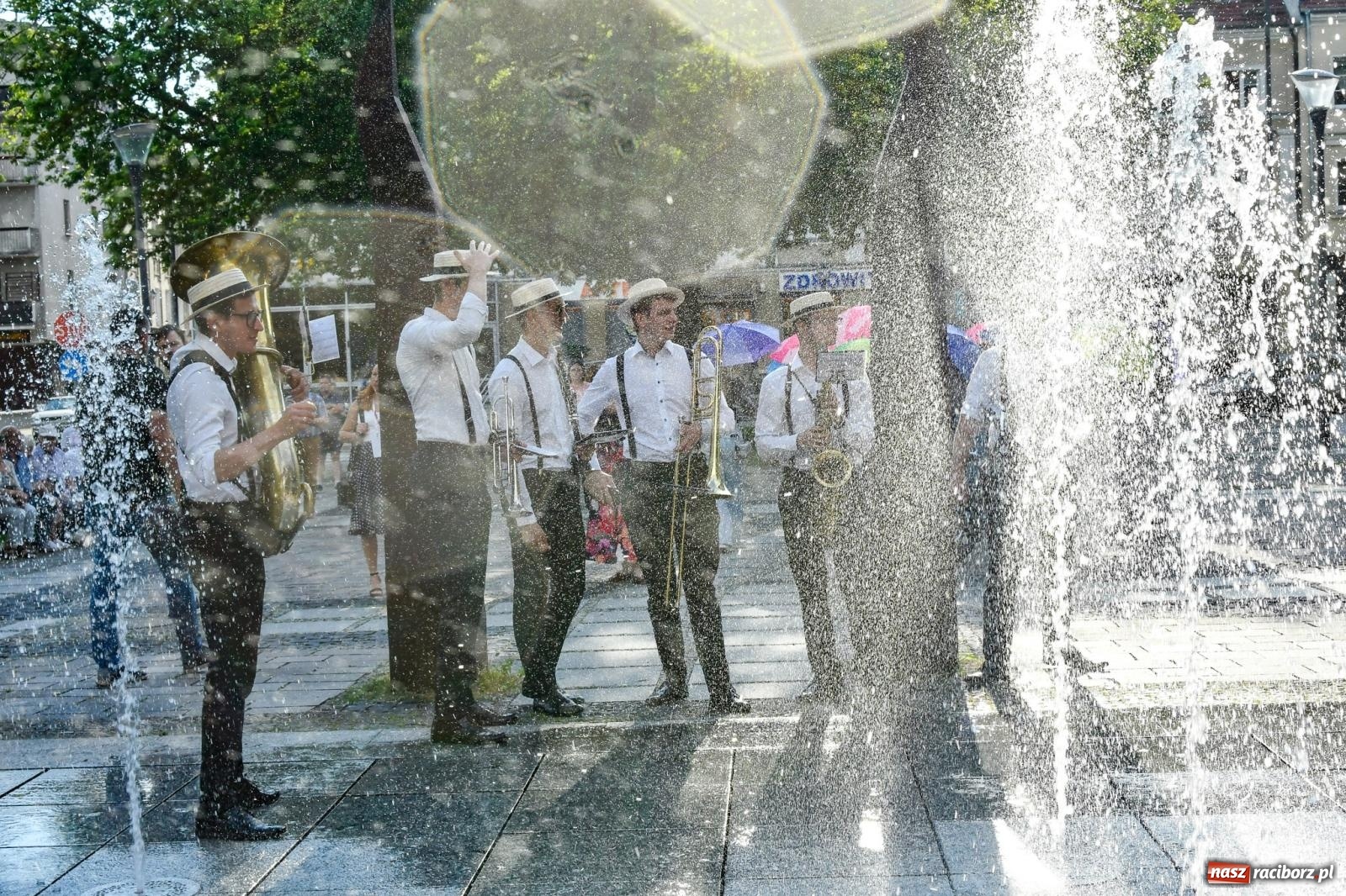 Zdjęcie w galerii na portalu naszraciborz.pl: Raciborski spacer z Dixieland Street Band [FOTO i WIDEO] wiadomości z regionu