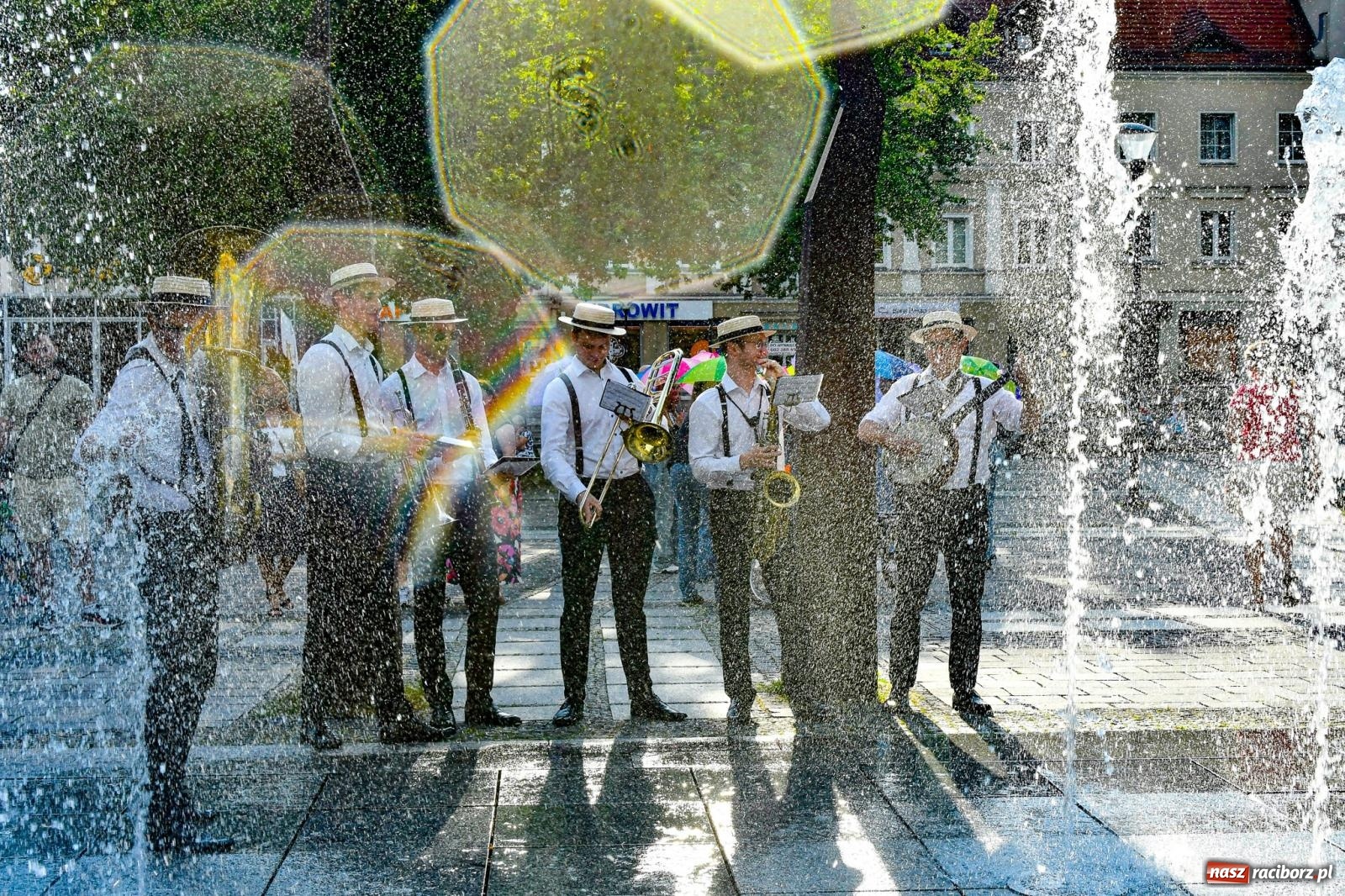Zdjęcie w galerii na portalu naszraciborz.pl: Raciborski spacer z Dixieland Street Band [FOTO i WIDEO] wiadomości z regionu