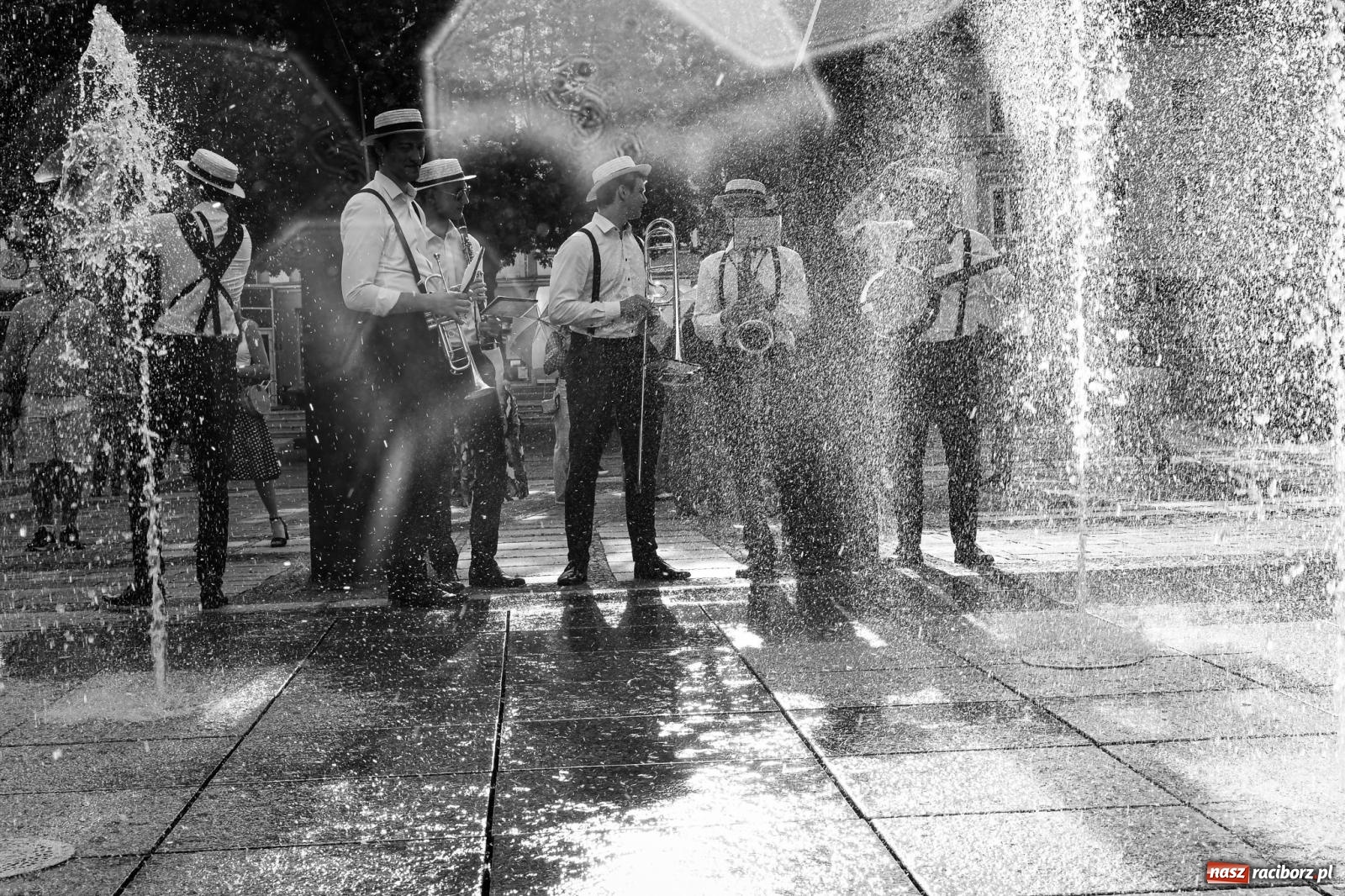 Zdjęcie w galerii na portalu naszraciborz.pl: Raciborski spacer z Dixieland Street Band [FOTO i WIDEO] wiadomości z regionu