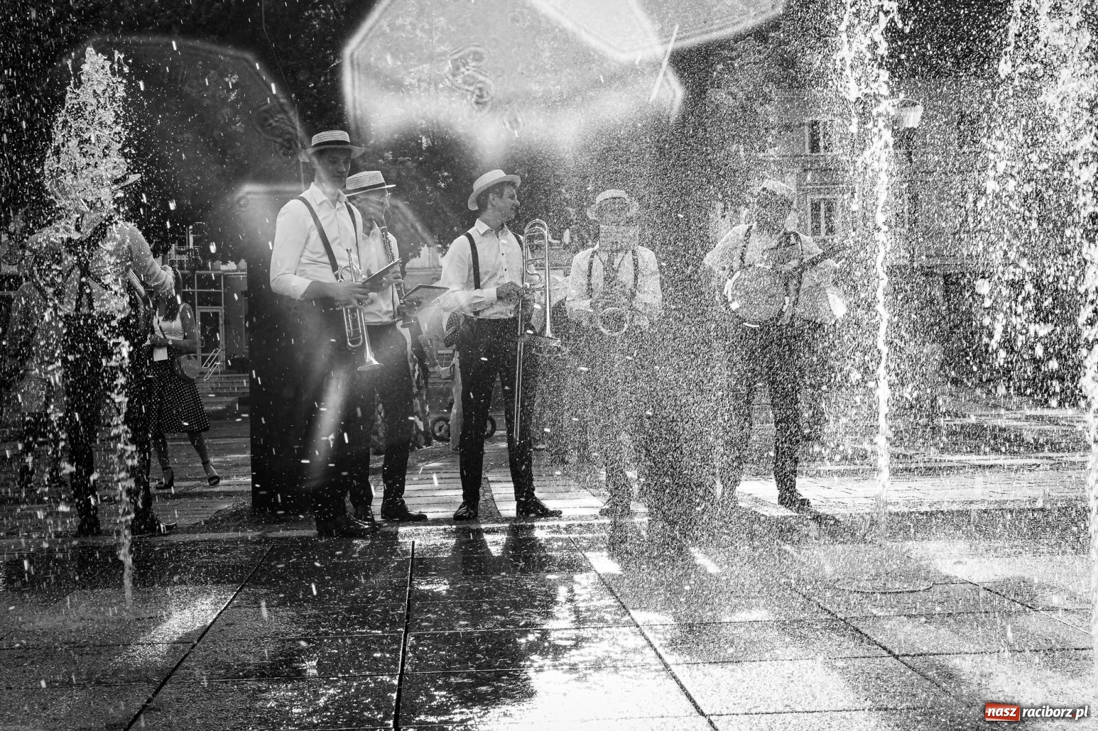 Zdjęcie w galerii na portalu naszraciborz.pl: Raciborski spacer z Dixieland Street Band [FOTO i WIDEO] wiadomości z regionu