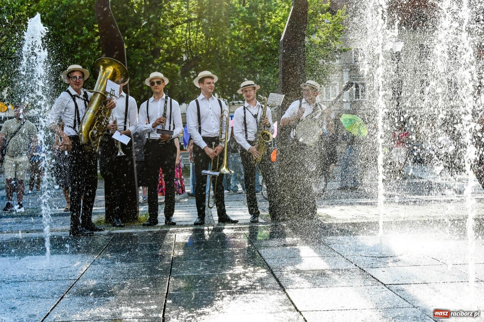 Zdjęcie w galerii na portalu naszraciborz.pl: Raciborski spacer z Dixieland Street Band [FOTO i WIDEO] wiadomości z regionu