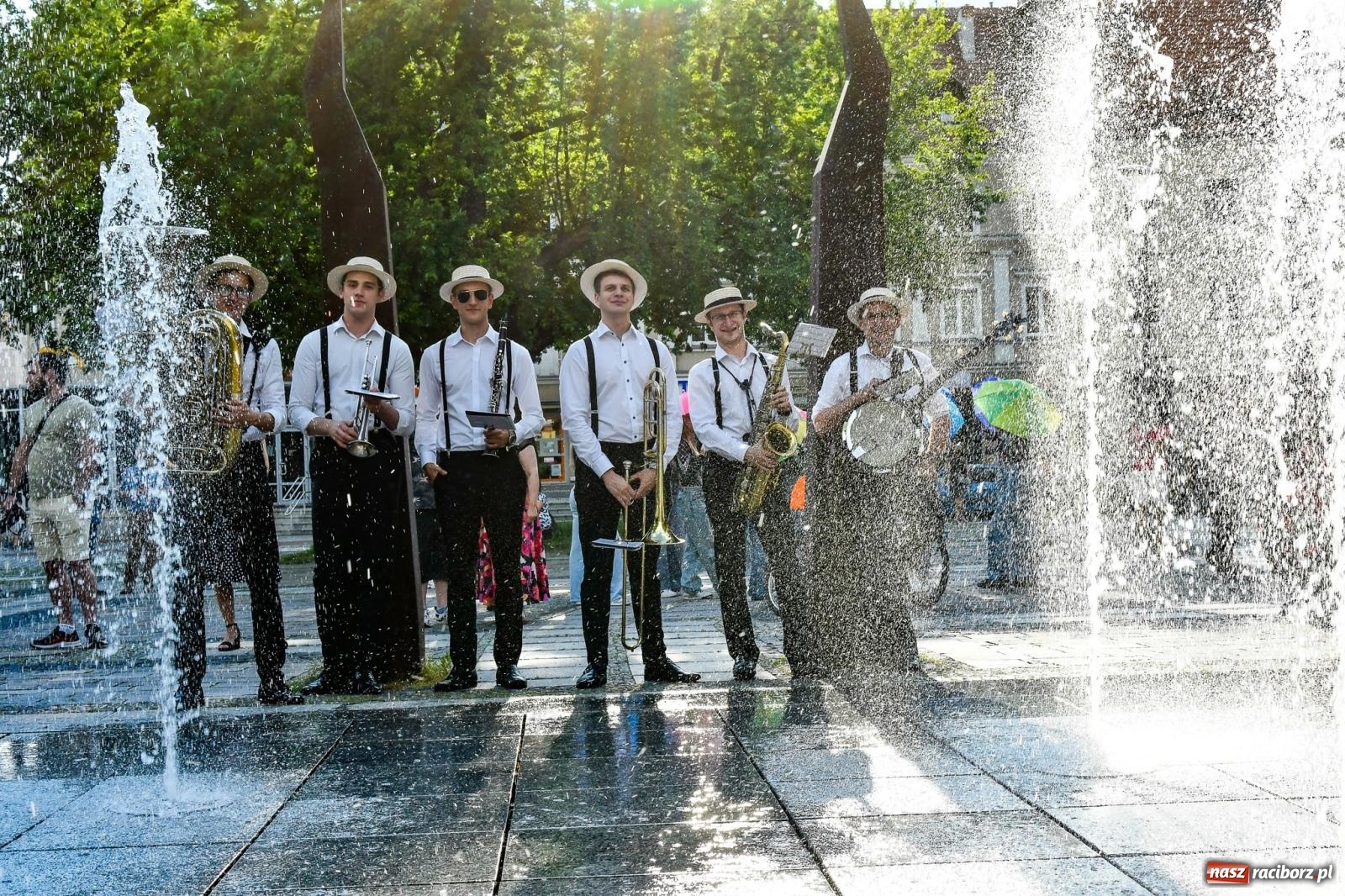 Zdjęcie w galerii na portalu naszraciborz.pl: Raciborski spacer z Dixieland Street Band [FOTO i WIDEO] wiadomości z regionu