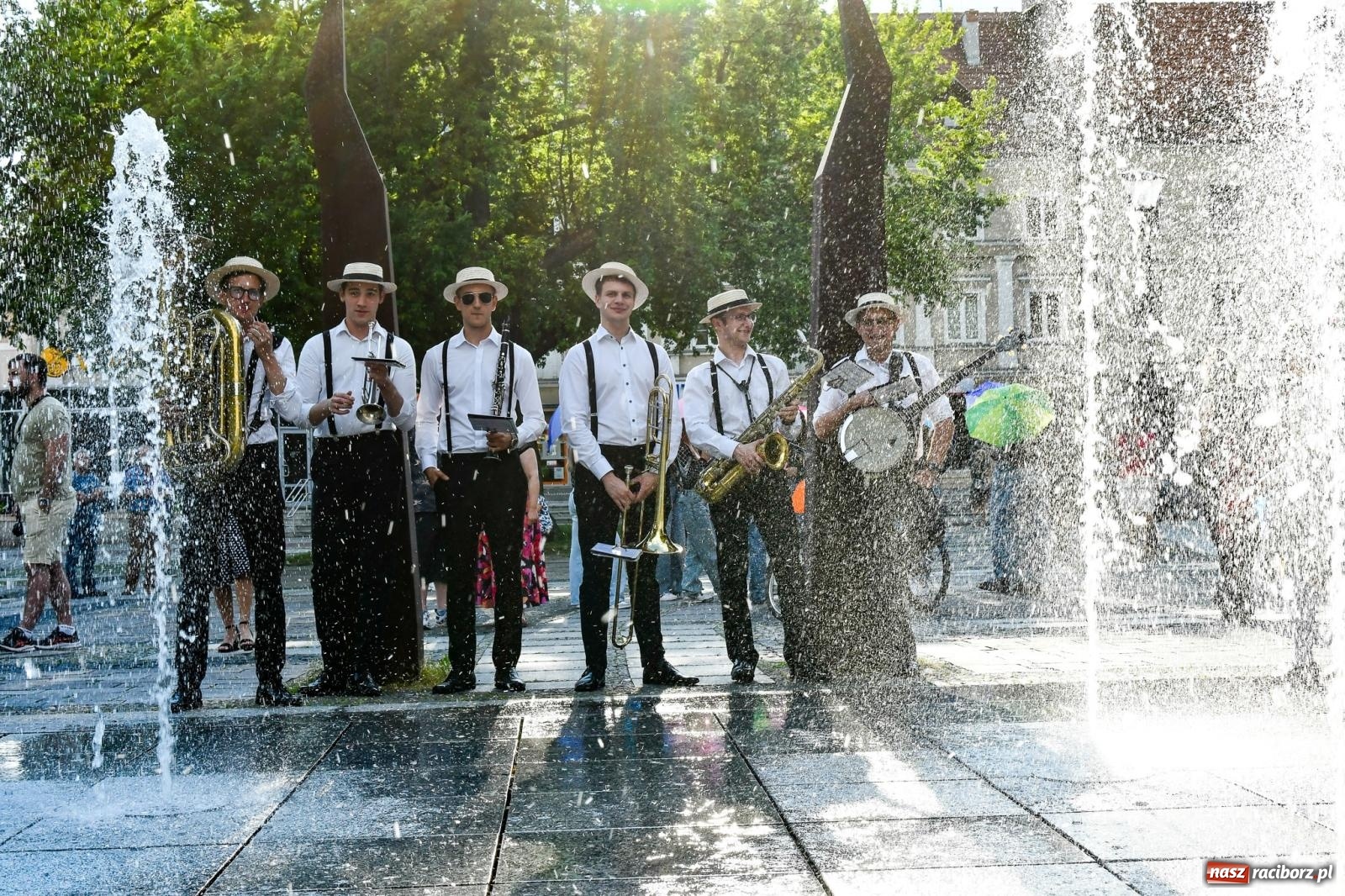 Zdjęcie w galerii na portalu naszraciborz.pl: Raciborski spacer z Dixieland Street Band [FOTO i WIDEO] wiadomości z regionu