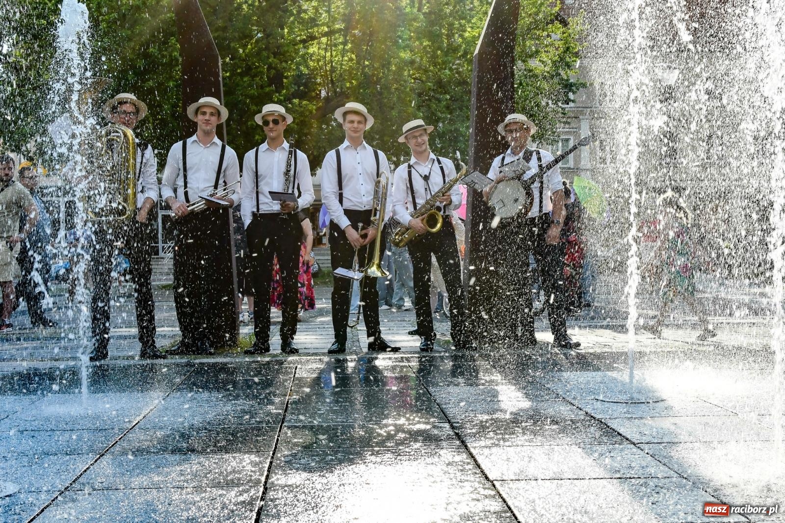 Zdjęcie w galerii na portalu naszraciborz.pl: Raciborski spacer z Dixieland Street Band [FOTO i WIDEO] wiadomości z regionu