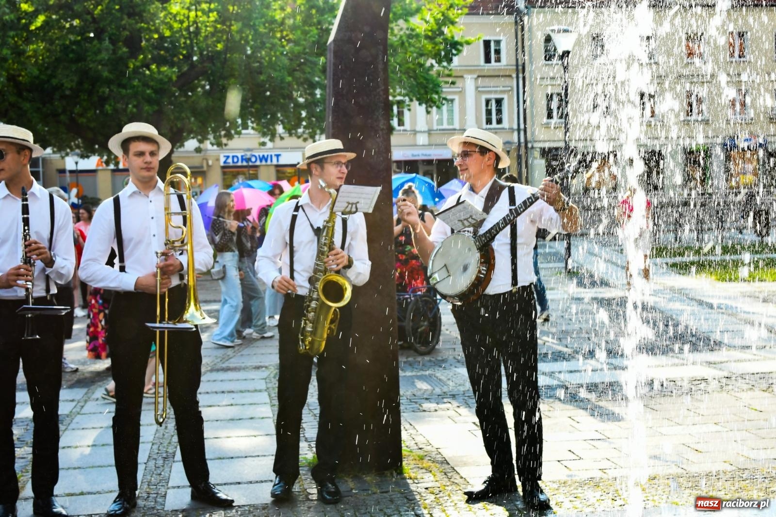 Zdjęcie w galerii na portalu naszraciborz.pl: Raciborski spacer z Dixieland Street Band [FOTO i WIDEO] wiadomości z regionu