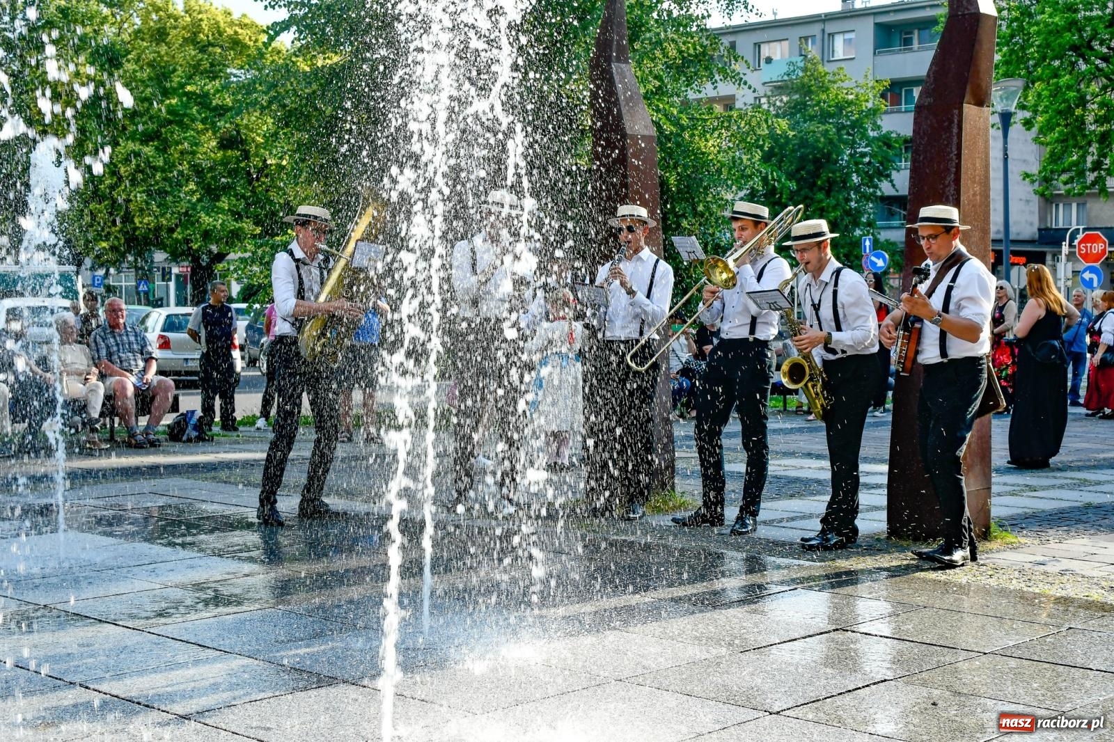 Zdjęcie w galerii na portalu naszraciborz.pl: Raciborski spacer z Dixieland Street Band [FOTO i WIDEO] wiadomości z regionu