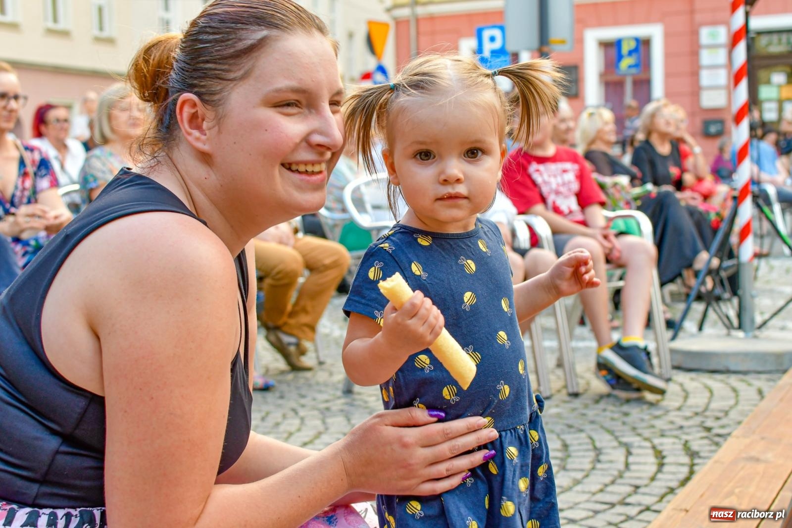 Zdjęcie w galerii na portalu naszraciborz.pl: W SAM RAZ na deskach sceny plenerowej przy Tęczowej wiadomości z regionu