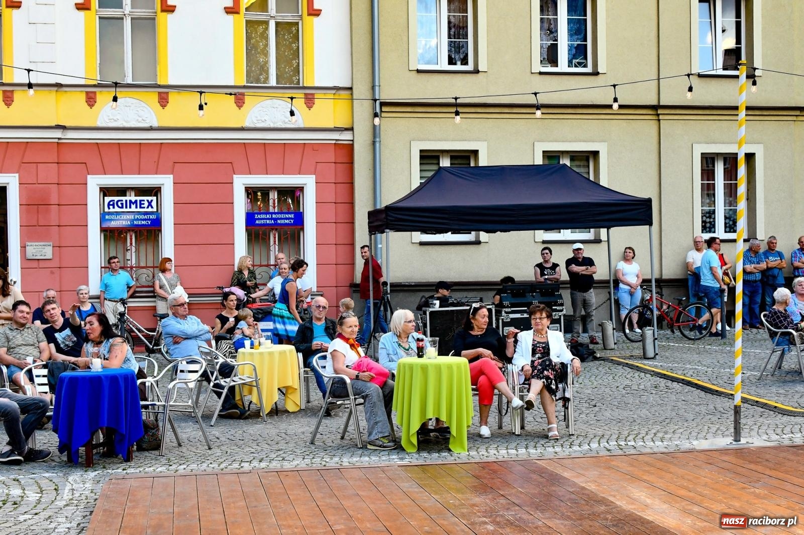 Zdjęcie w galerii na portalu naszraciborz.pl: W SAM RAZ na deskach sceny plenerowej przy Tęczowej wiadomości z regionu