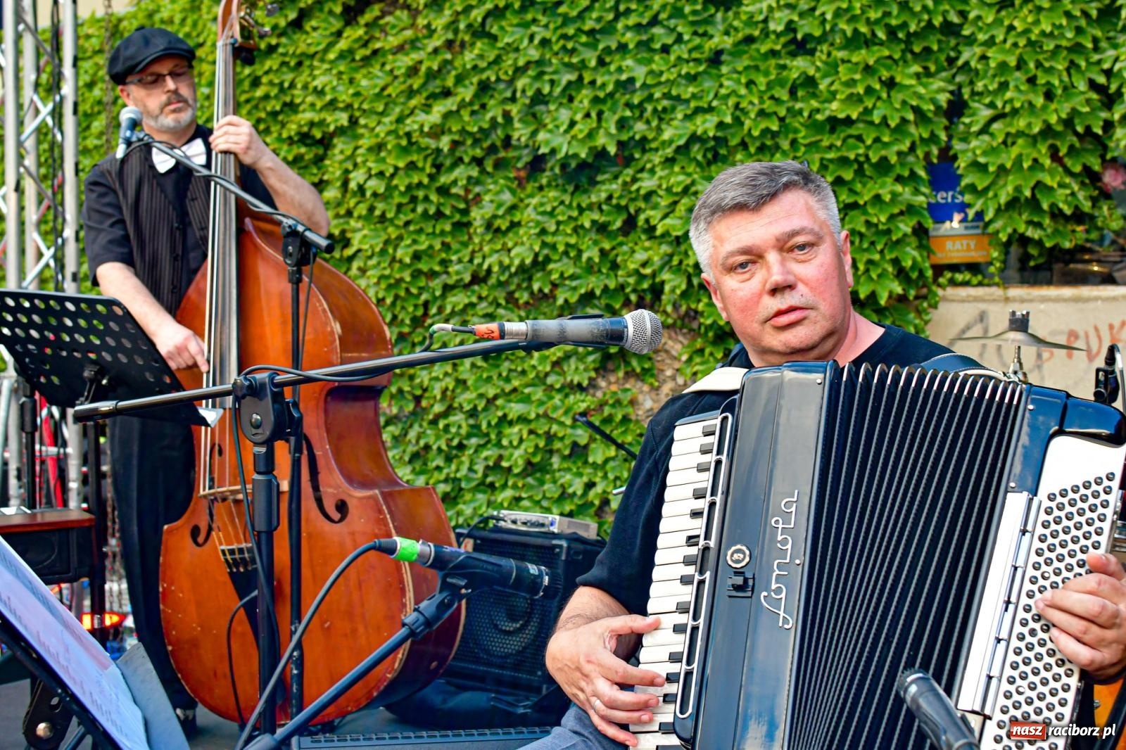 Zdjęcie w galerii na portalu naszraciborz.pl: W SAM RAZ na deskach sceny plenerowej przy Tęczowej wiadomości z regionu