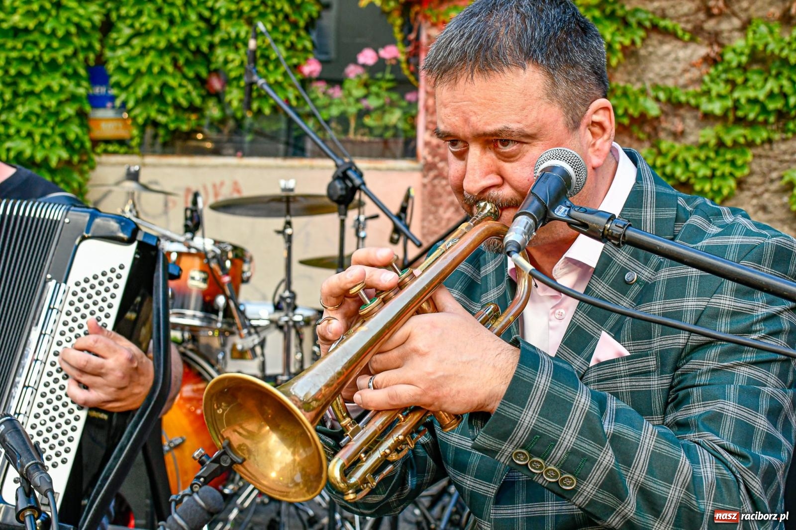 Zdjęcie w galerii na portalu naszraciborz.pl: W SAM RAZ na deskach sceny plenerowej przy Tęczowej wiadomości z regionu