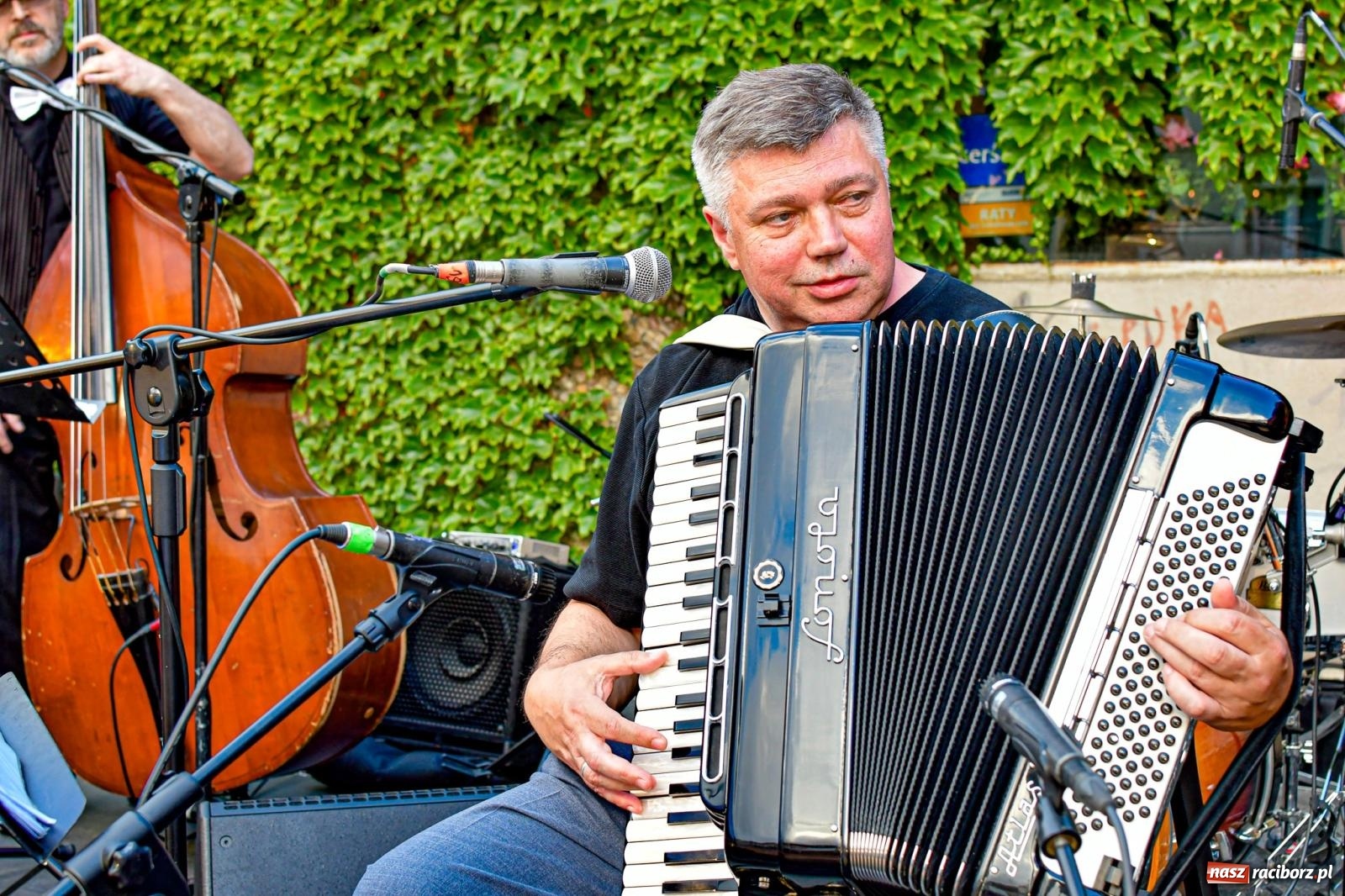 Zdjęcie w galerii na portalu naszraciborz.pl: W SAM RAZ na deskach sceny plenerowej przy Tęczowej wiadomości z regionu