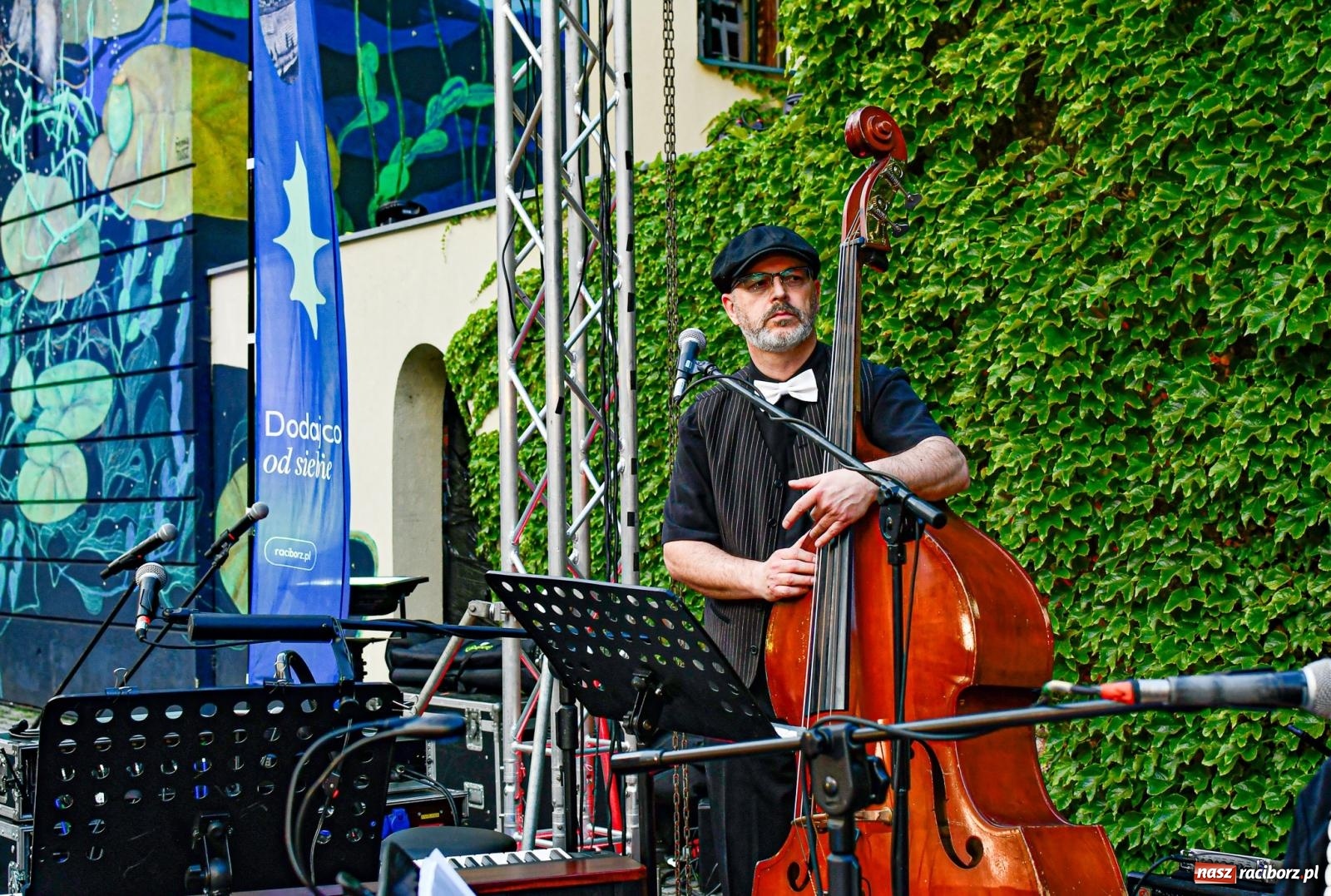 Zdjęcie w galerii na portalu naszraciborz.pl: W SAM RAZ na deskach sceny plenerowej przy Tęczowej wiadomości z regionu