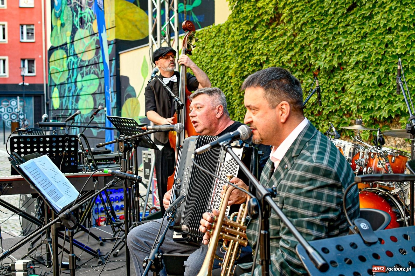 Zdjęcie w galerii na portalu naszraciborz.pl: W SAM RAZ na deskach sceny plenerowej przy Tęczowej wiadomości z regionu
