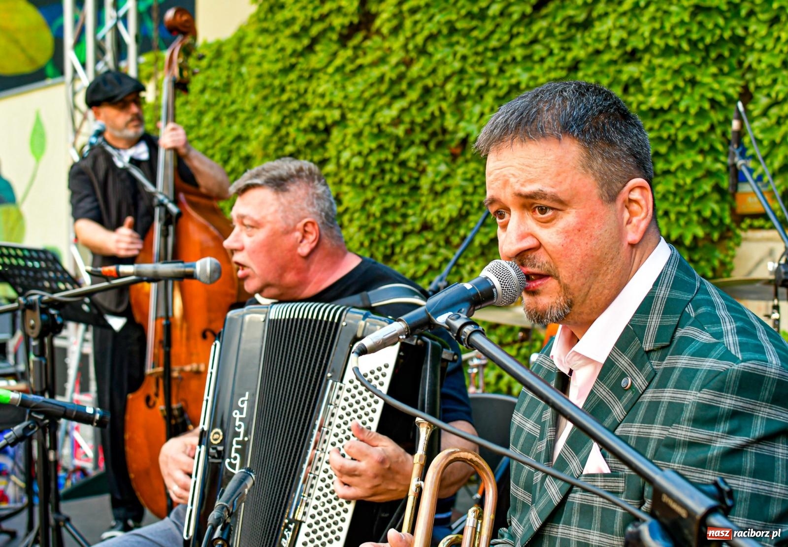 Zdjęcie w galerii na portalu naszraciborz.pl: W SAM RAZ na deskach sceny plenerowej przy Tęczowej wiadomości z regionu