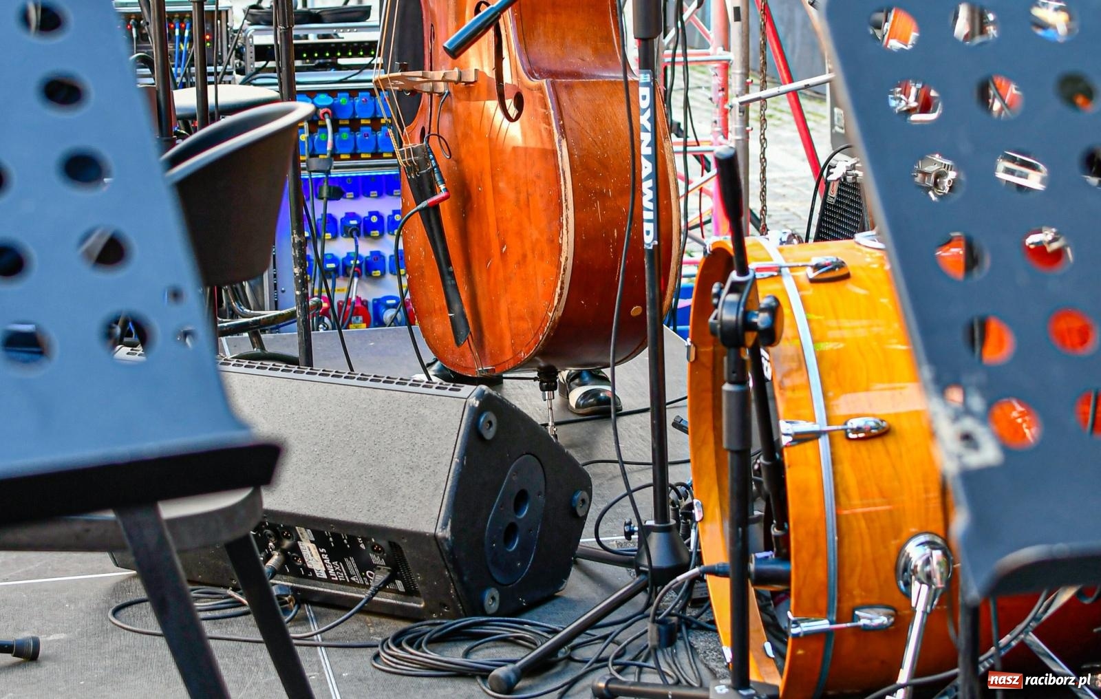 Zdjęcie w galerii na portalu naszraciborz.pl: W SAM RAZ na deskach sceny plenerowej przy Tęczowej wiadomości z regionu
