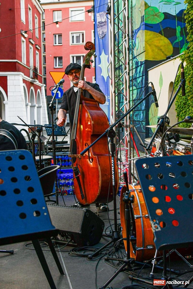 Zdjęcie w galerii na portalu naszraciborz.pl: W SAM RAZ na deskach sceny plenerowej przy Tęczowej wiadomości z regionu