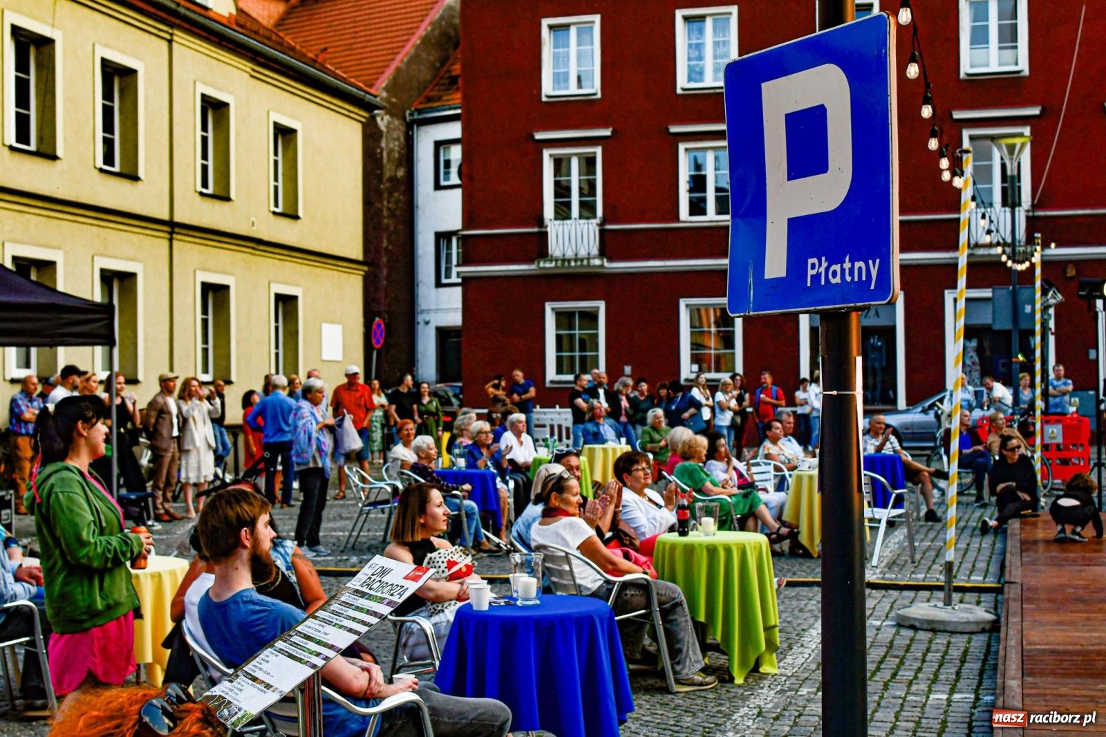 Zdjęcie w galerii na portalu naszraciborz.pl: W SAM RAZ na deskach sceny plenerowej przy Tęczowej wiadomości z regionu