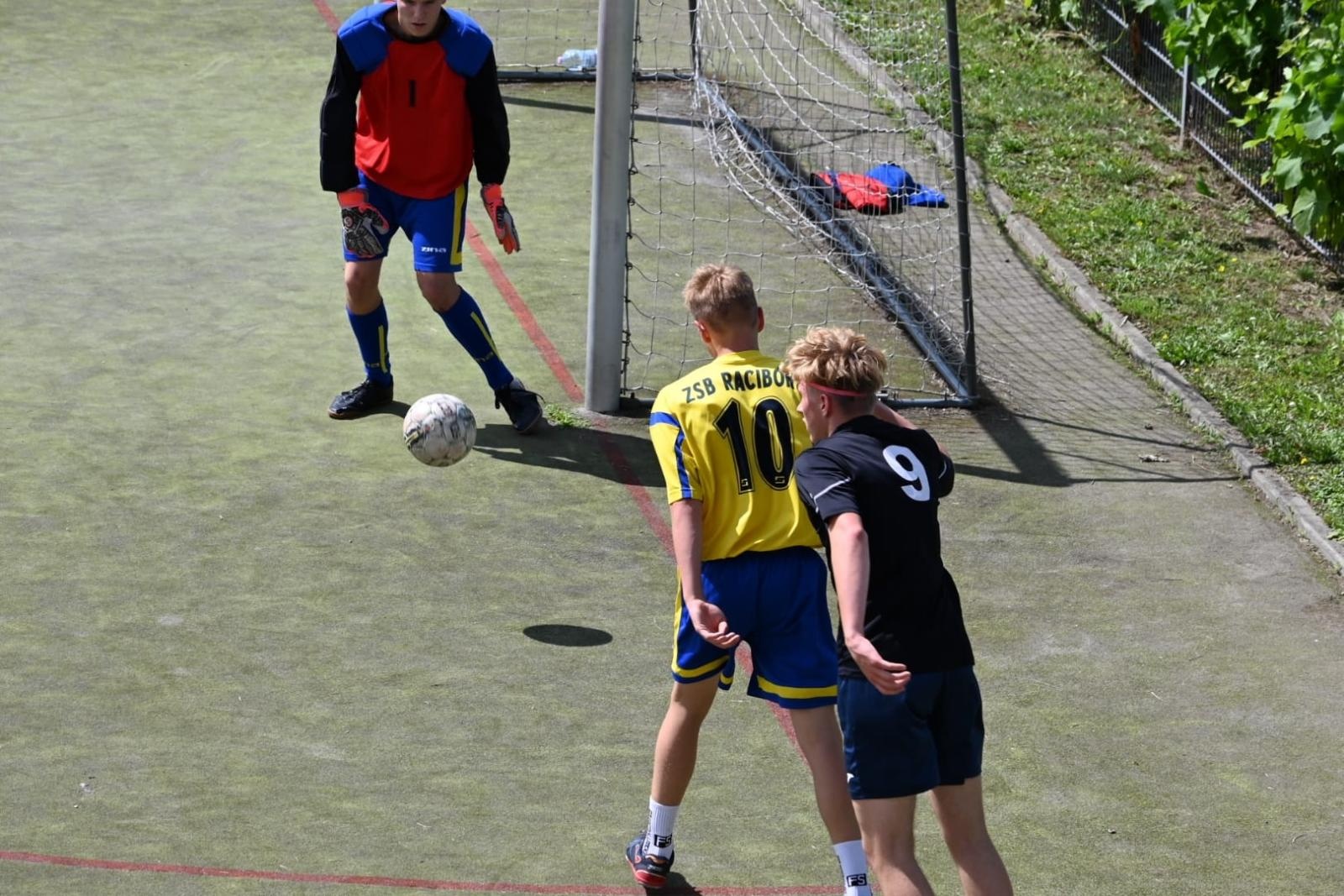 Zdjęcie w galerii na portalu naszraciborz.pl: Wiosenny Turniej Piłki Nożnej Szkół Ponadpodstawowych wiadomości z regionu