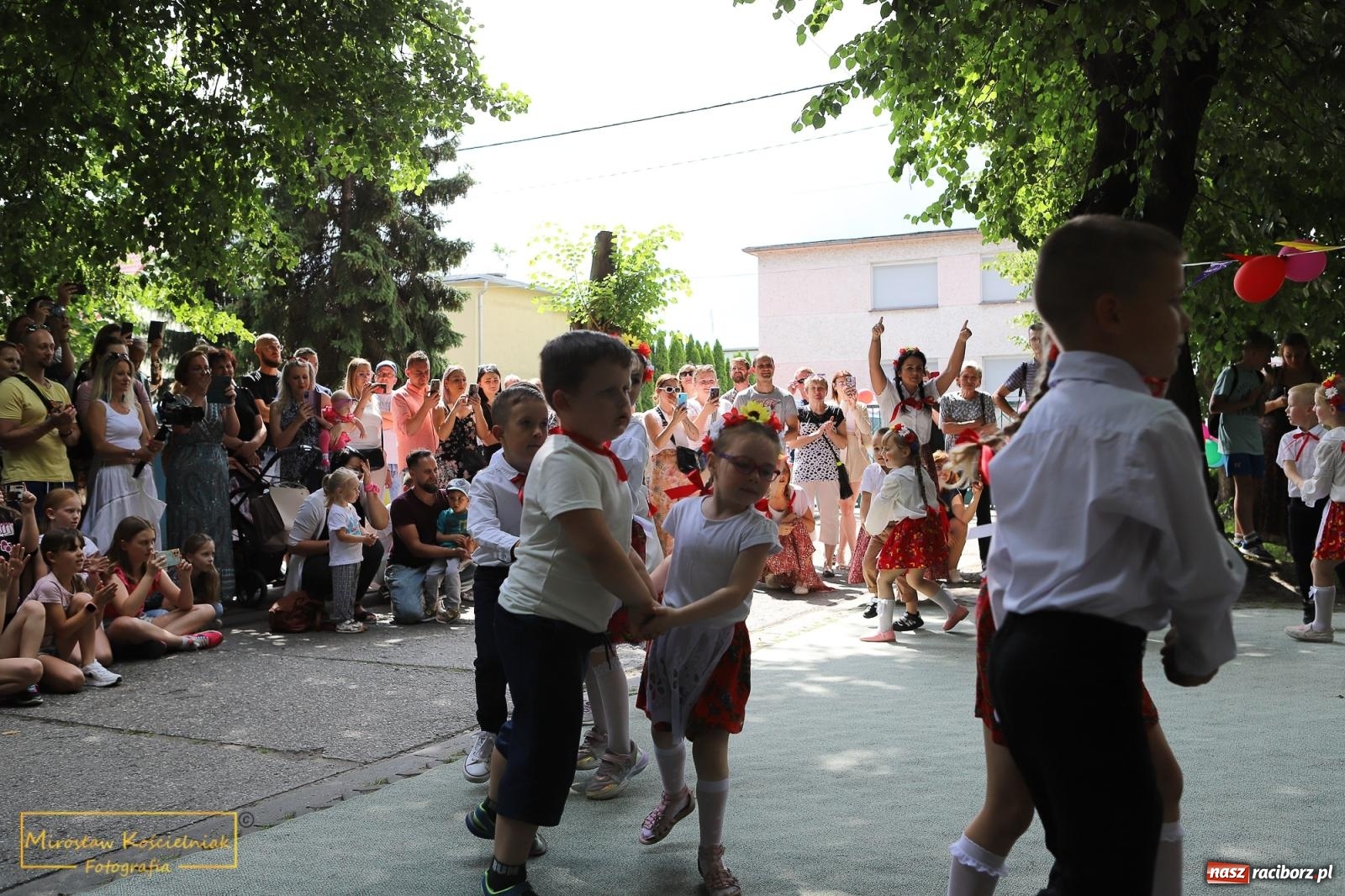 Zdjęcie w galerii na portalu naszraciborz.pl: Uśmiech i radość w Przedszkolu nr 3. Festyn przy Kozielskiej [FOTO i WIDEO] wiadomości z regionu