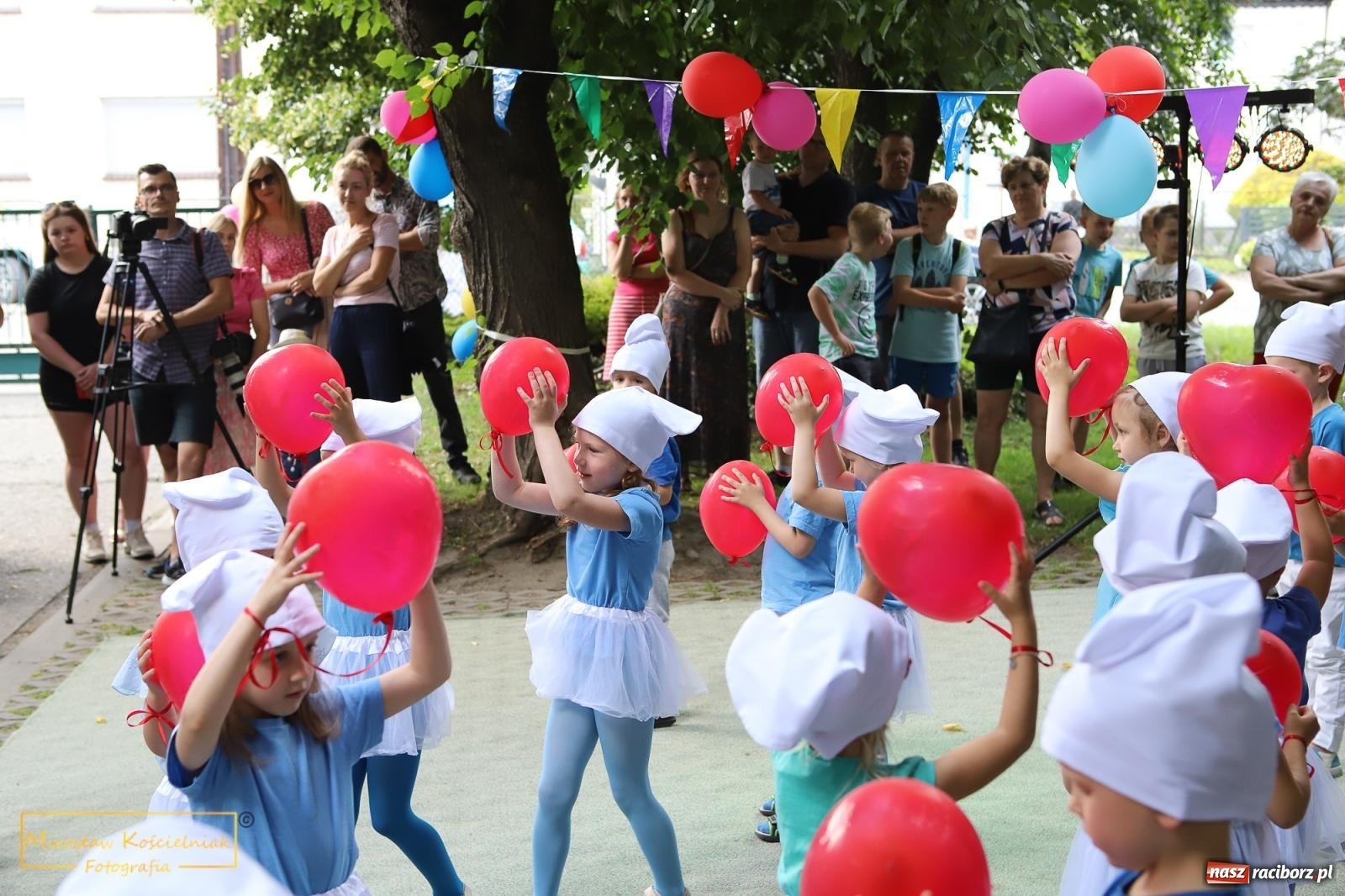 Zdjęcie w galerii na portalu naszraciborz.pl: Uśmiech i radość w Przedszkolu nr 3. Festyn przy Kozielskiej [FOTO i WIDEO] wiadomości z regionu