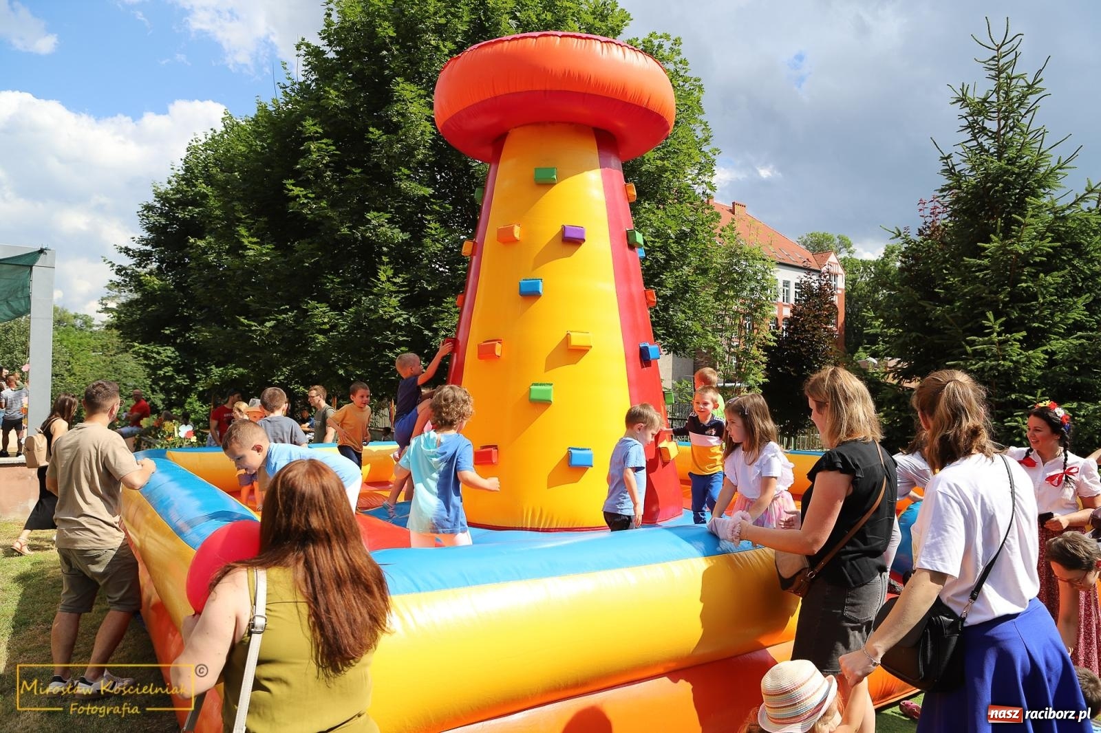 Zdjęcie w galerii na portalu naszraciborz.pl: Uśmiech i radość w Przedszkolu nr 3. Festyn przy Kozielskiej [FOTO i WIDEO] wiadomości z regionu