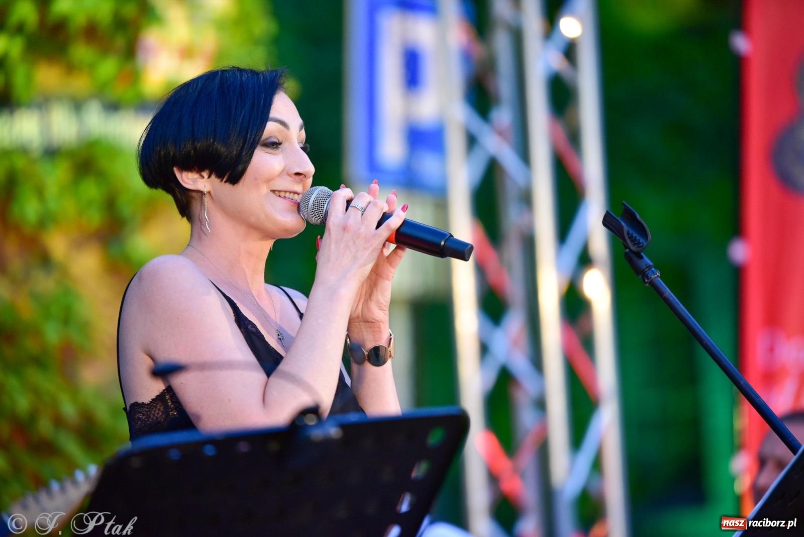 Zdjęcie w galerii na portalu naszraciborz.pl: Raciborska potańcówka przy Tęczowej z Lotharsami [FOTO i WIDEO] wiadomości z regionu