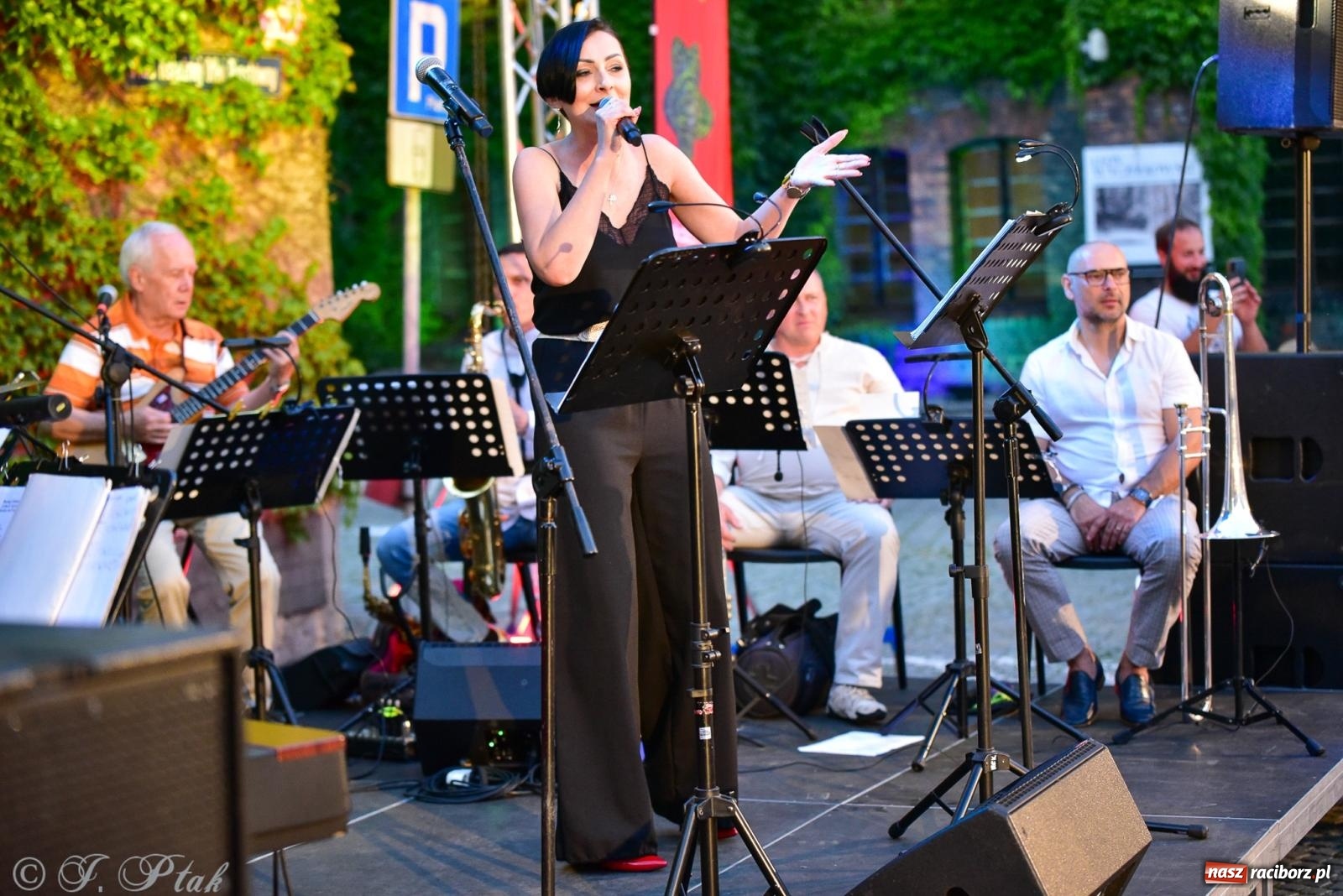 Zdjęcie w galerii na portalu naszraciborz.pl: Raciborska potańcówka przy Tęczowej z Lotharsami [FOTO i WIDEO] wiadomości z regionu