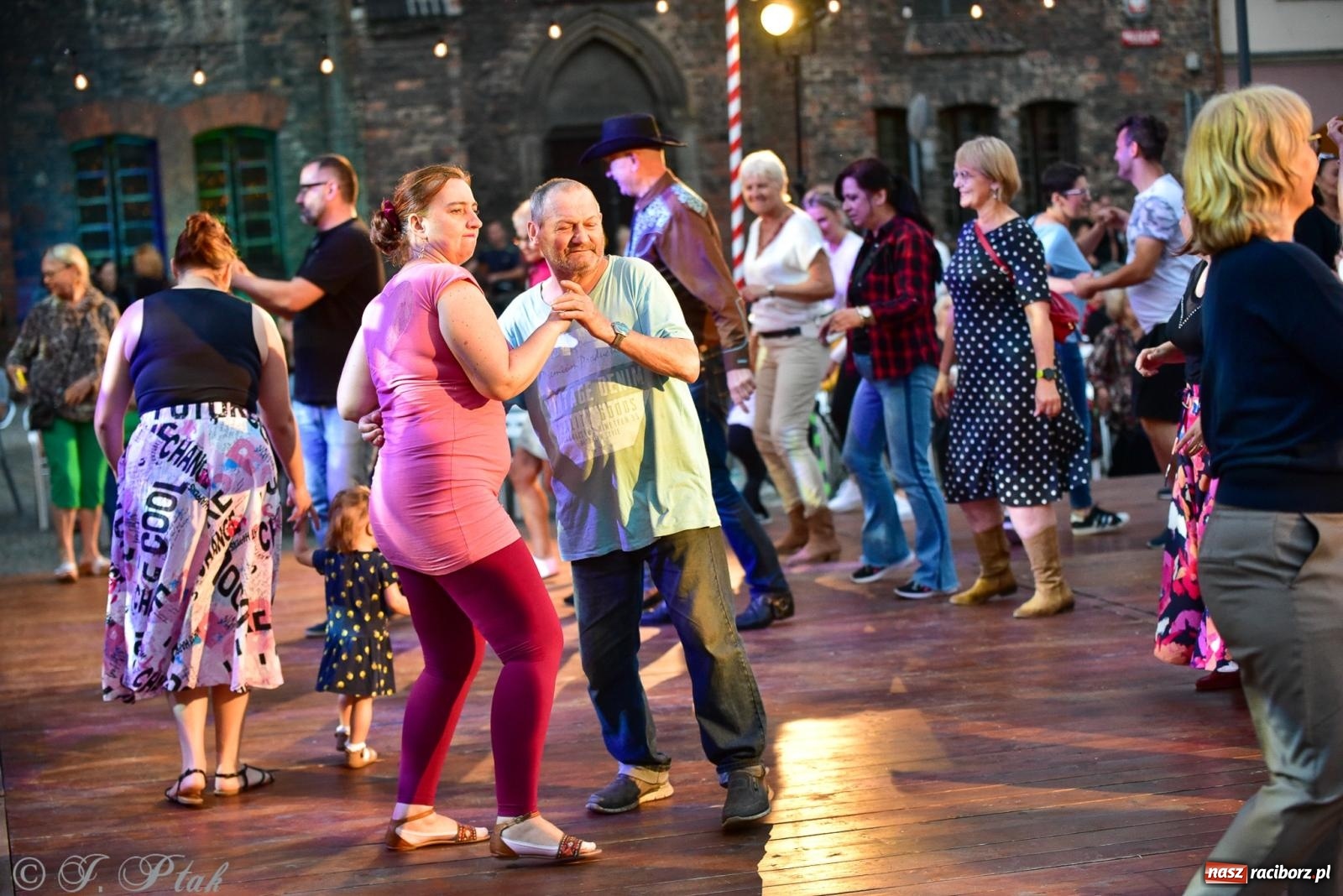 Zdjęcie w galerii na portalu naszraciborz.pl: Raciborska potańcówka przy Tęczowej z Lotharsami [FOTO i WIDEO] wiadomości z regionu