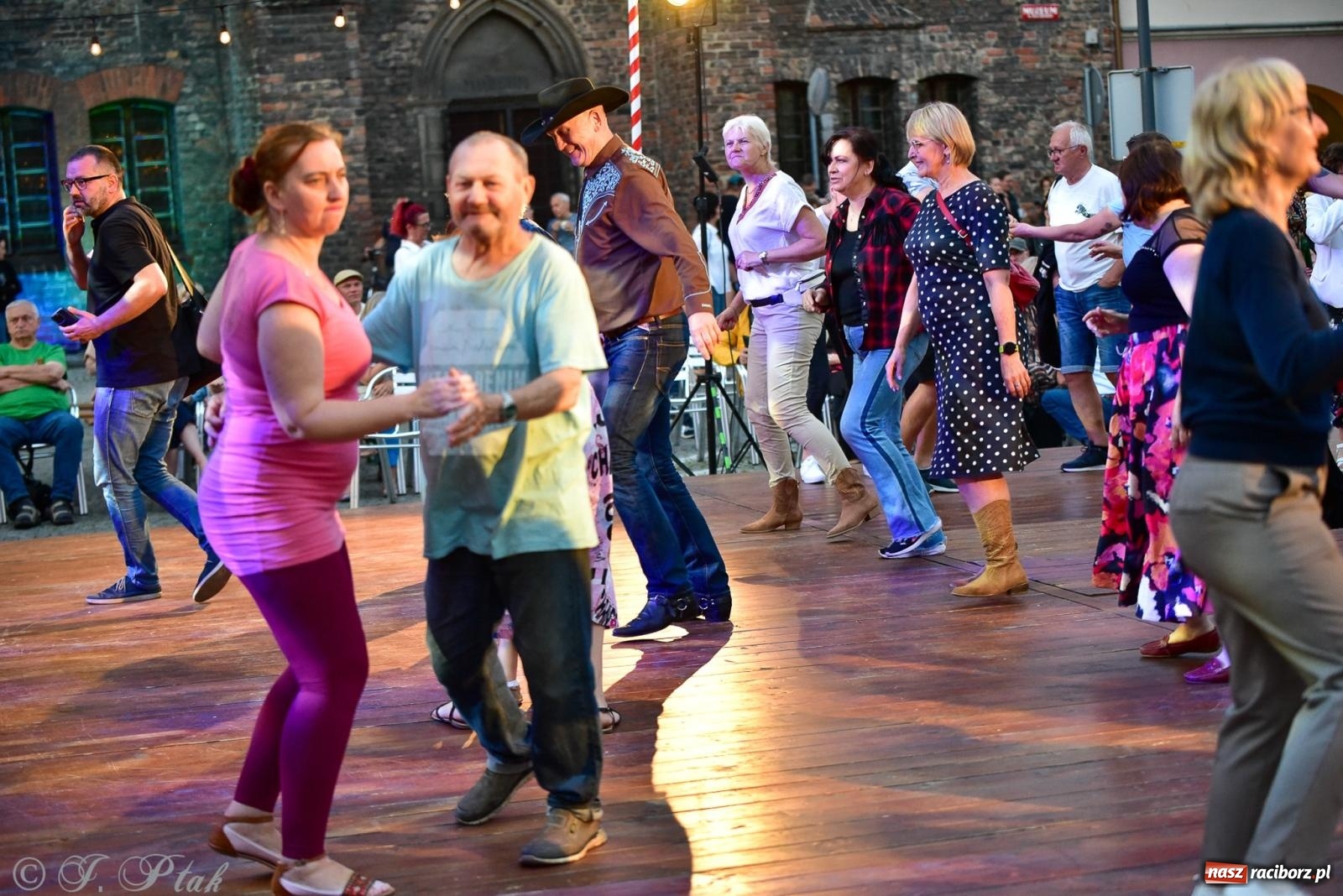 Zdjęcie w galerii na portalu naszraciborz.pl: Raciborska potańcówka przy Tęczowej z Lotharsami [FOTO i WIDEO] wiadomości z regionu