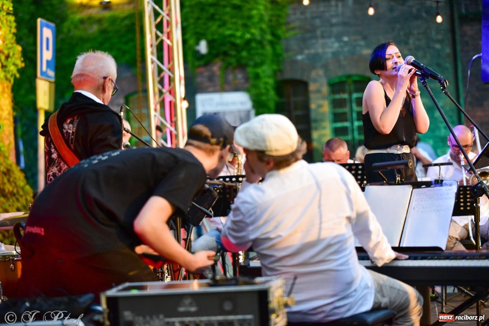 Zdjęcie w galerii na portalu naszraciborz.pl: Raciborska potańcówka przy Tęczowej z Lotharsami [FOTO i WIDEO] wiadomości z regionu