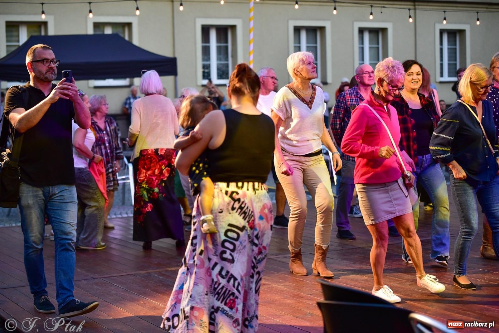 Zdjęcie w galerii na portalu naszraciborz.pl: Raciborska potańcówka przy Tęczowej z Lotharsami [FOTO i WIDEO] wiadomości z regionu