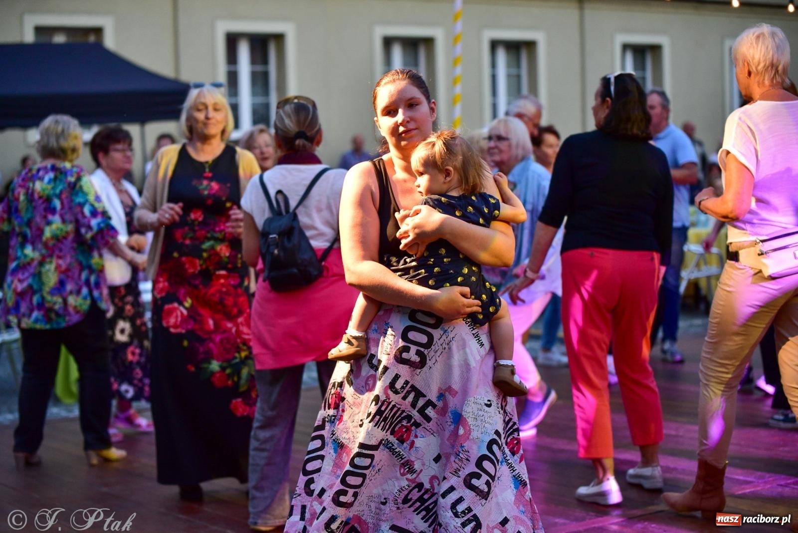 Zdjęcie w galerii na portalu naszraciborz.pl: Raciborska potańcówka przy Tęczowej z Lotharsami [FOTO i WIDEO] wiadomości z regionu