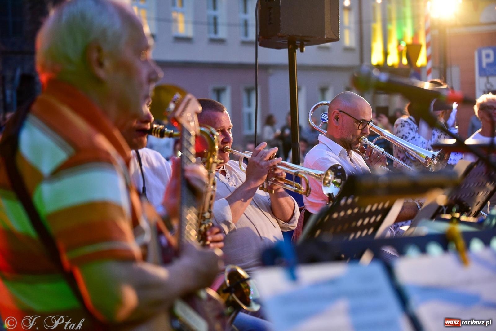 Zdjęcie w galerii na portalu naszraciborz.pl: Raciborska potańcówka przy Tęczowej z Lotharsami [FOTO i WIDEO] wiadomości z regionu