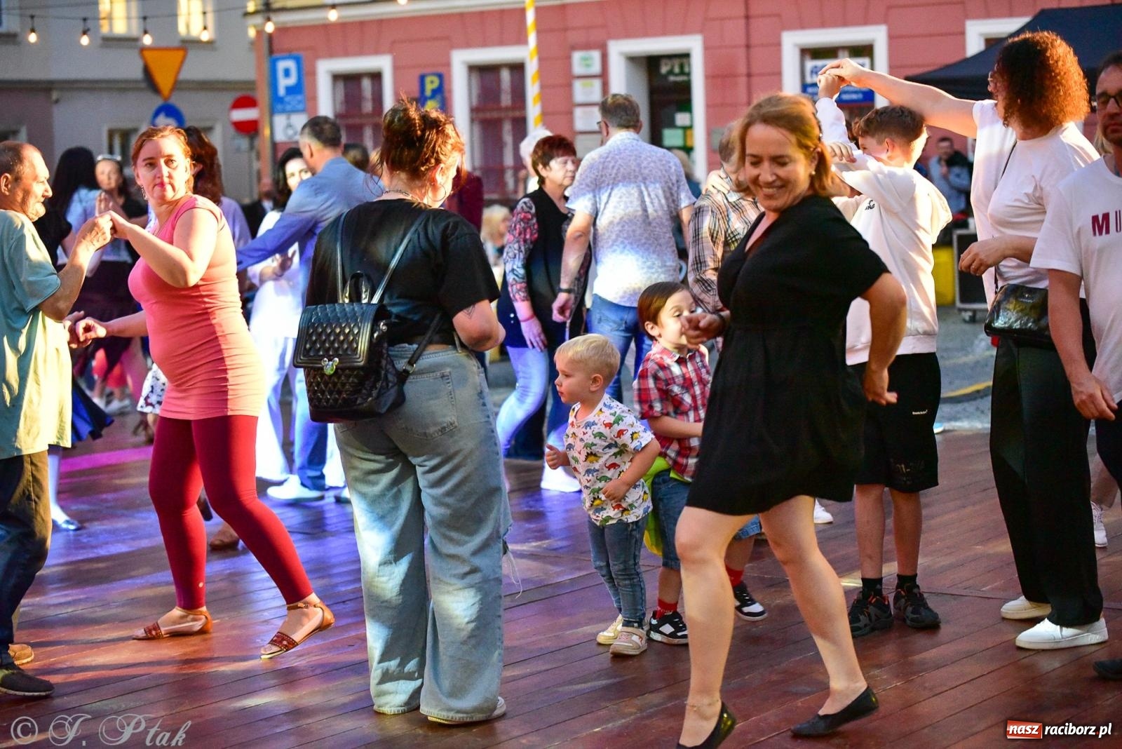 Zdjęcie w galerii na portalu naszraciborz.pl: Raciborska potańcówka przy Tęczowej z Lotharsami [FOTO i WIDEO] wiadomości z regionu