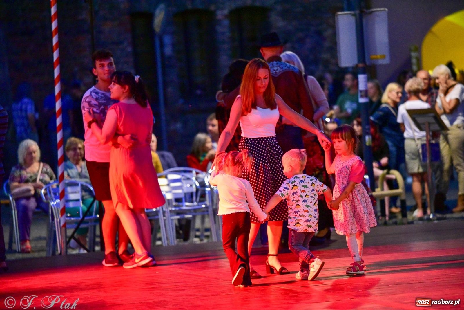 Zdjęcie w galerii na portalu naszraciborz.pl: Raciborska potańcówka przy Tęczowej z Lotharsami [FOTO i WIDEO] wiadomości z regionu