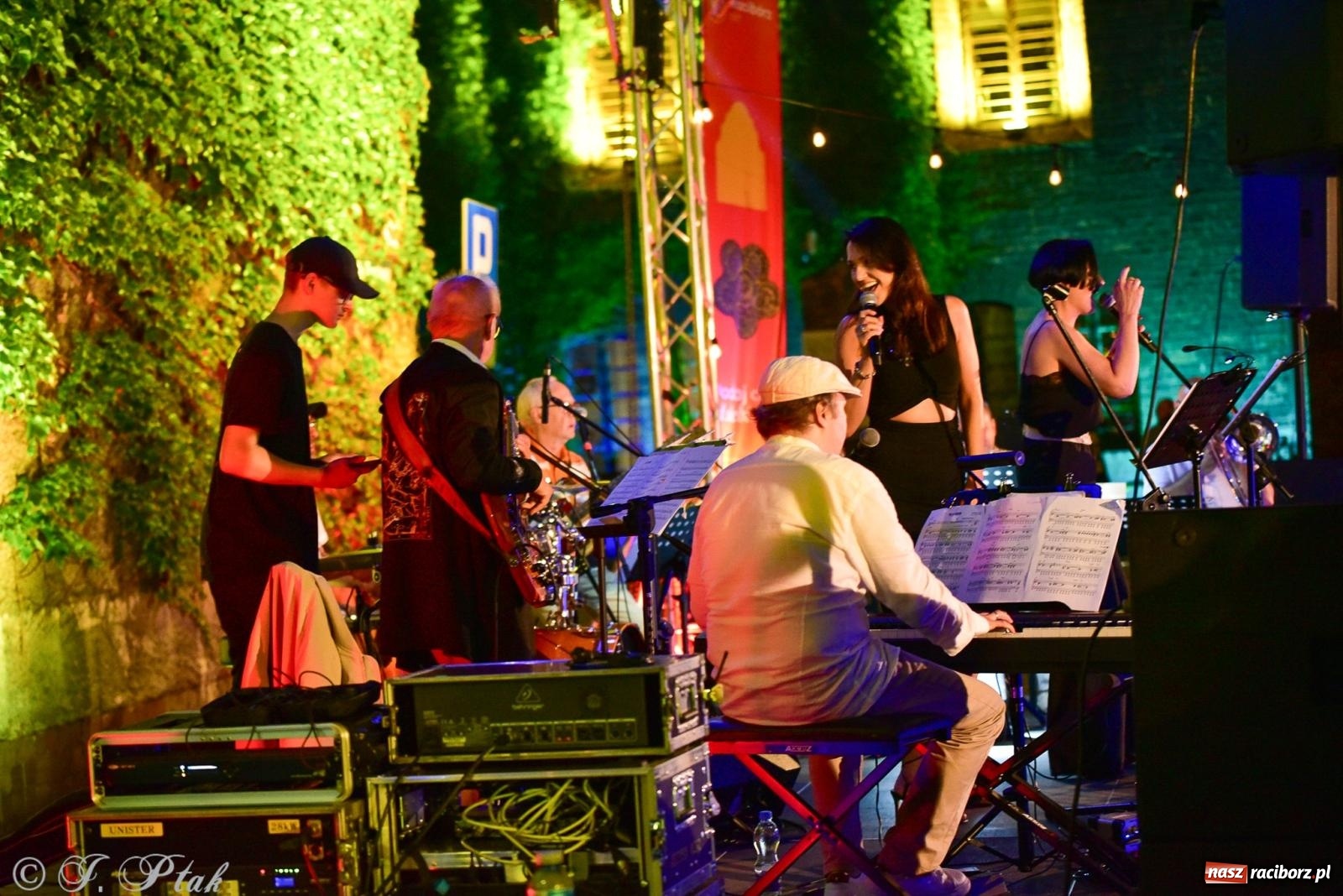 Zdjęcie w galerii na portalu naszraciborz.pl: Raciborska potańcówka przy Tęczowej z Lotharsami [FOTO i WIDEO] wiadomości z regionu