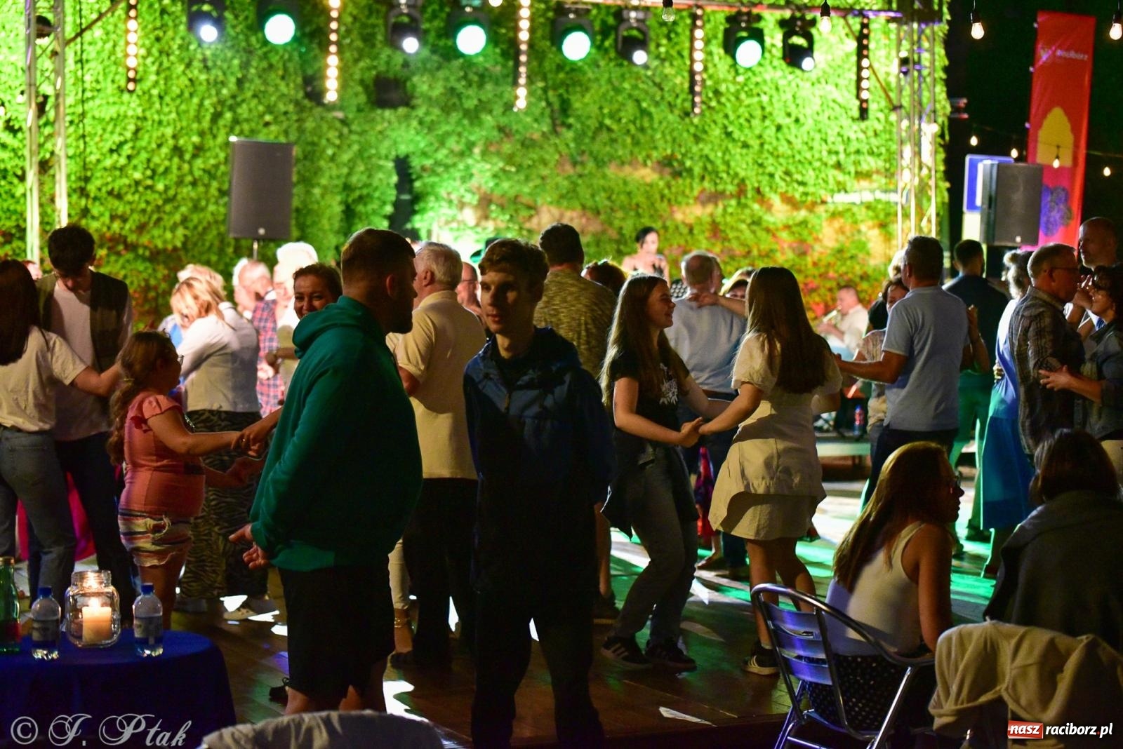 Zdjęcie w galerii na portalu naszraciborz.pl: Raciborska potańcówka przy Tęczowej z Lotharsami [FOTO i WIDEO] wiadomości z regionu