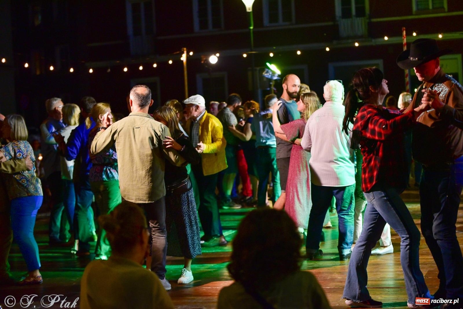 Zdjęcie w galerii na portalu naszraciborz.pl: Raciborska potańcówka przy Tęczowej z Lotharsami [FOTO i WIDEO] wiadomości z regionu