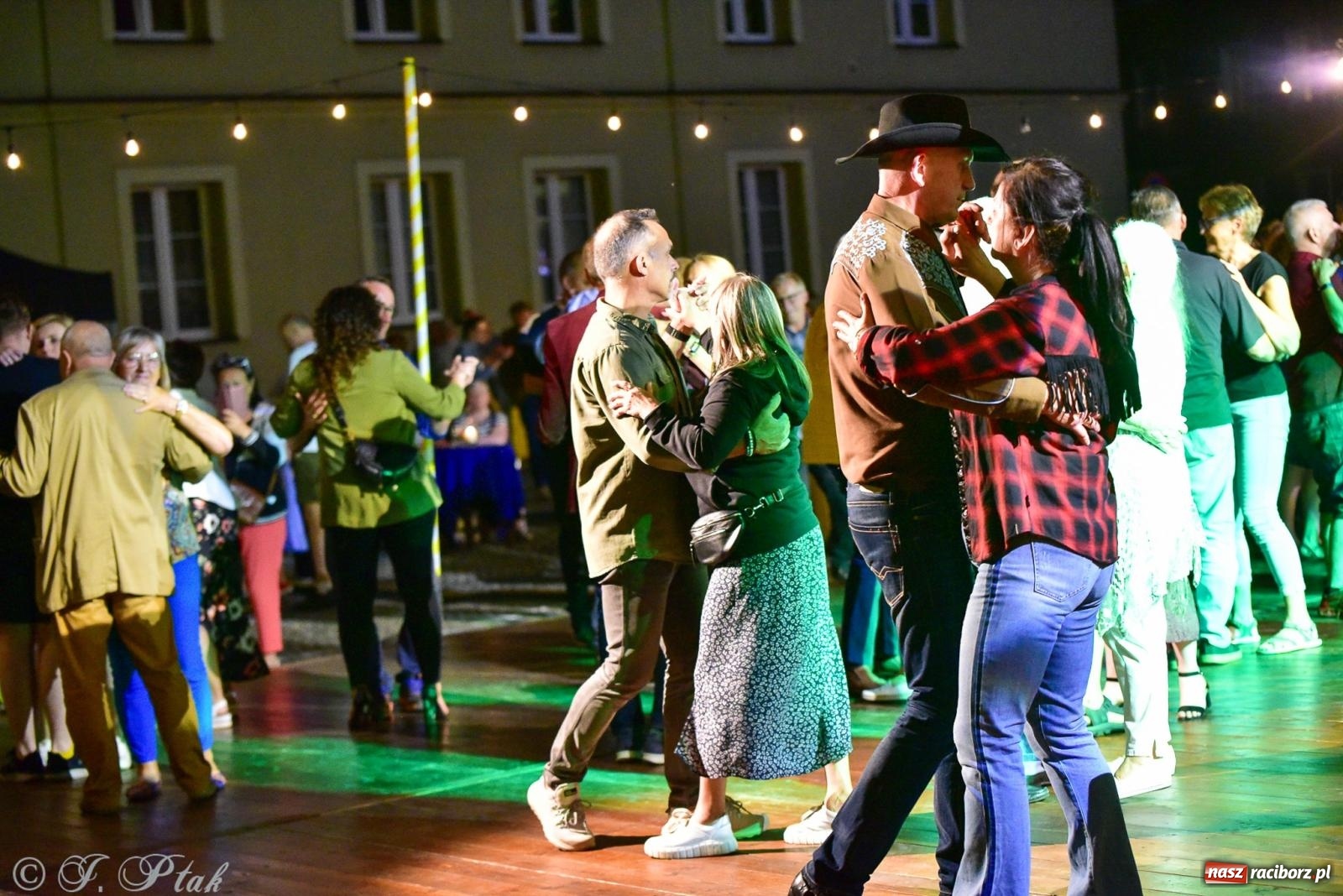 Zdjęcie w galerii na portalu naszraciborz.pl: Raciborska potańcówka przy Tęczowej z Lotharsami [FOTO i WIDEO] wiadomości z regionu