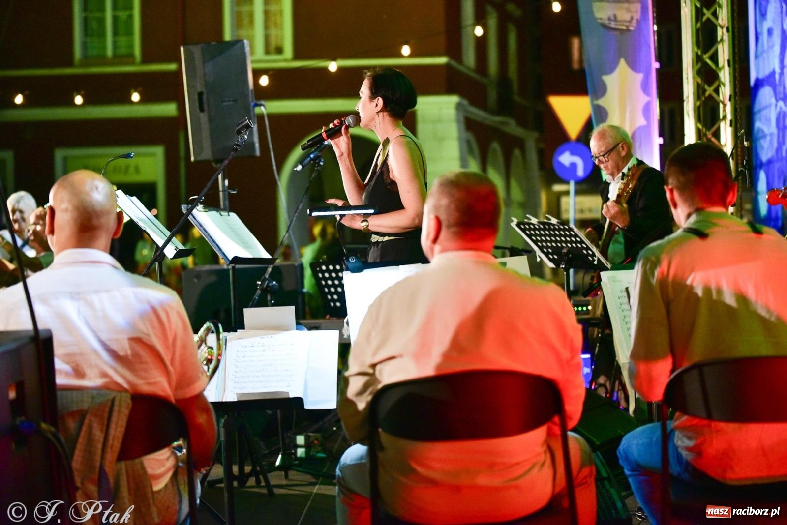 Zdjęcie w galerii na portalu naszraciborz.pl: Raciborska potańcówka przy Tęczowej z Lotharsami [FOTO i WIDEO] wiadomości z regionu