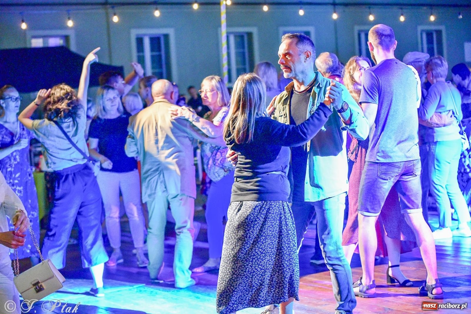 Zdjęcie w galerii na portalu naszraciborz.pl: Raciborska potańcówka przy Tęczowej z Lotharsami [FOTO i WIDEO] wiadomości z regionu